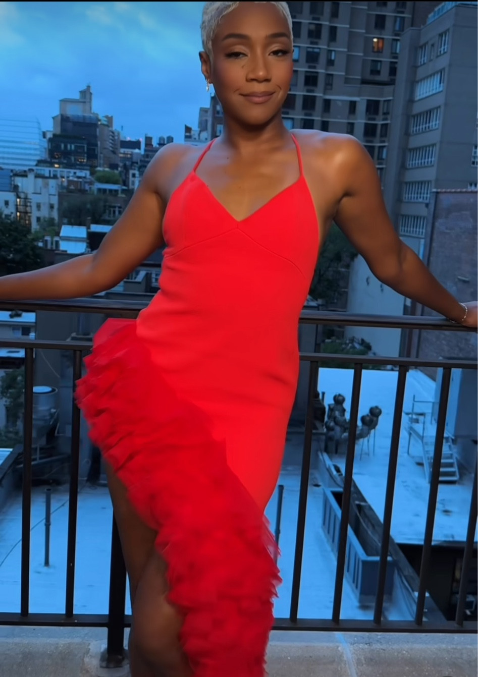 Tiffany Haddish was the lady in red in David Koma💣