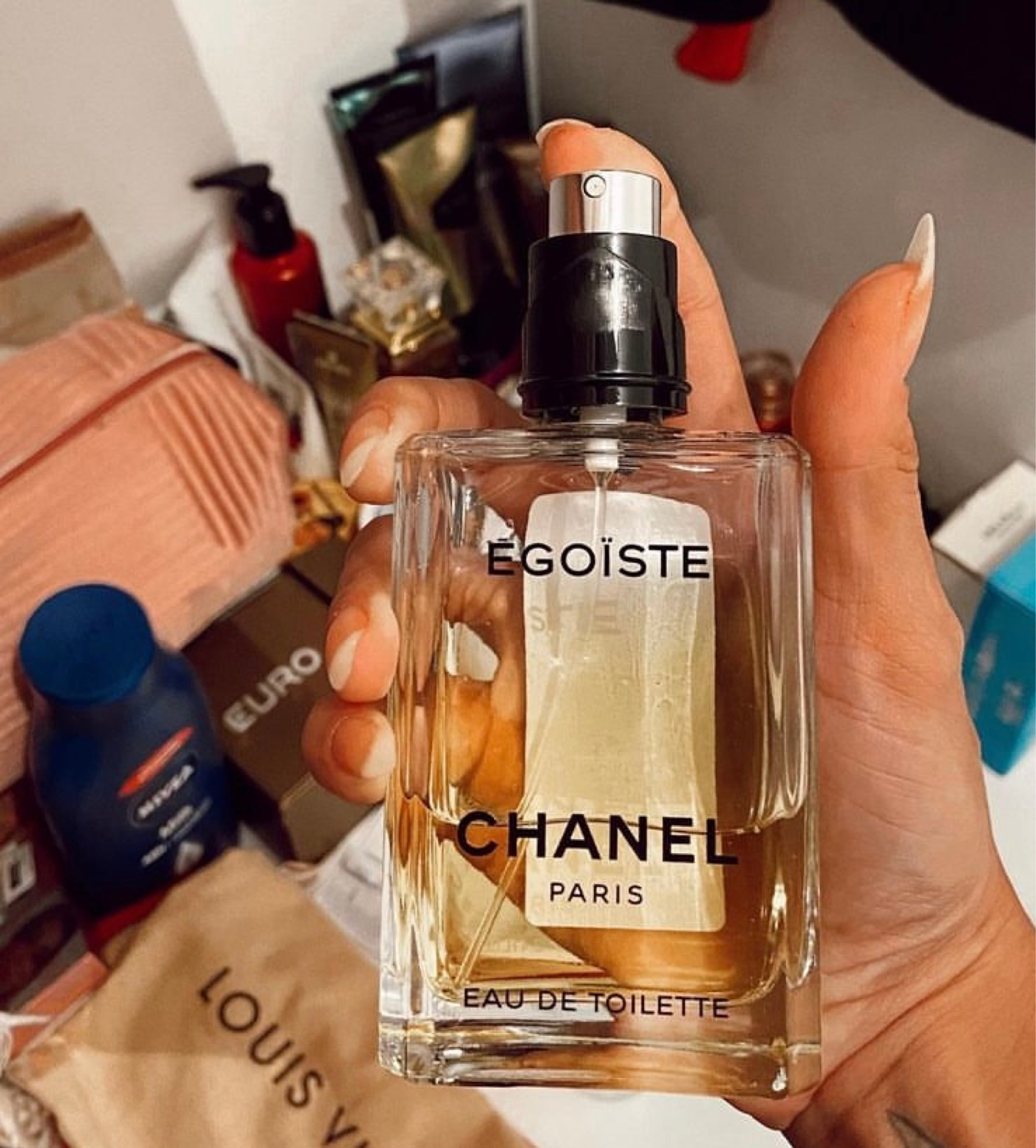 Egoiste de Chanel é um perfume Amadeirado Especiado Masculino. Egoiste foi lançado em 1990. O perfumista que assina esta fragrância é Jacques Polge As notas de topo são Pau-Rosa, Coentro, Mogno e Mandarina Siciliana as notas de coração são Canela, Rosa Damascena e Cravo as notas de fundo são Sândalo, Tabaco, Baunilha, Couro e Âmbar. 
Obs: Sem dúvidas o MELHOR perfume masculino que mais grita que é da Chanel. 
Ele tem o mais puro DNA da marca. Sofisticado e extremamente poderoso. 
Primeira coisa: Esse perfume não é datado e nunca será. Segundo: Nem acho que seja ame ou odeie. É altamente agradável, um perfume imponente, de presença, rico, um perfume com cheiro de perfume. 
O que eu sinto nele é um amadeirado especiado muito gostoso e aconchegante. Sinto muito a canela, o tabaco, o cravo, a rosa, e um leve toque de baunilha que deixa a fragrância um pouco docinha. Tudo isso em volta de muita madeira. 
Embora seja masculino, na minha opinião é super compartilhável. Noturno e para momentos especiais. 
Egoíste tem cheiro de homem rico e cafajeste. É um perfume atrevido, misterioso, sério e tão chique que eu tenho muita dificuldade de encontrar ocasião e roupa para usar junto!

#LTKbeauty #LTKbrasil #LTKsalealert