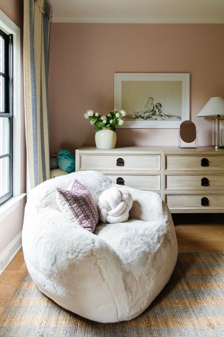 Greta’s Room 🖤

Plush fur chair, dresser, sister art, glass lamp, table mirror

#LTKhome #LTKSeasonal