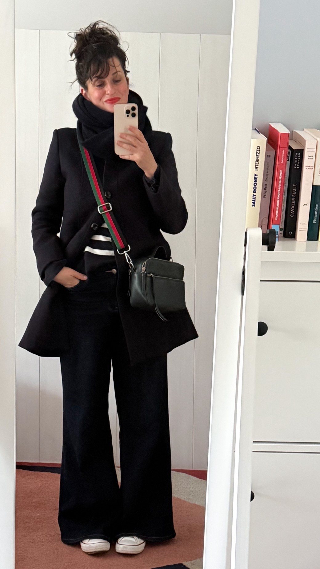 • Snood en cachemire bleu marine #ericbompard (alternative en lien)
• Manteau en laine bleu marine #tarajarmon 
• Pull rayé en maille 3D #uniqlo 
• Jean wide leg #hm 
• Sac à bandoulière #andotherstories
• Baskets en cuir blanc #converse 
• Rouge « Allure » #chanel 

#LTKeurope #LTKspring #LTKfrance