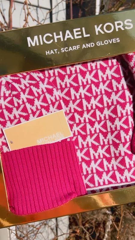 michael kors gifting set 
Hat , scarf , gloves set 

#LTKGiftGuide #LTKHoliday #LTKSeasonal