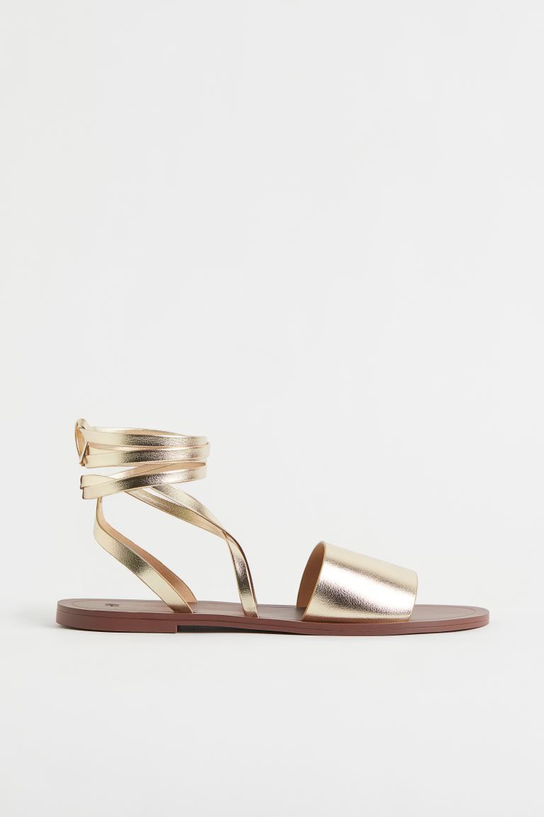 Sandales plates en imitation cuir avec bout arrondi. Modèle avec bride large sur le pied et brid... | H&M (FR & ES & IT)