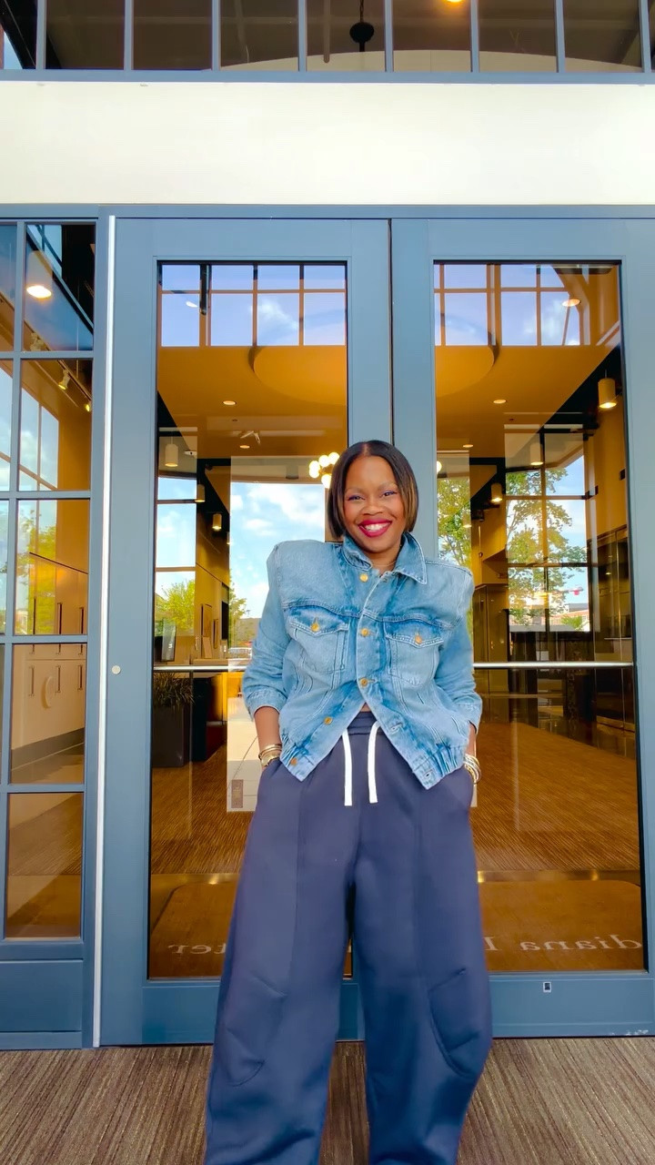 I mean…structure is my thing! I just love it!! Strong shoulder for the win! 😂😎 I got so many pieces from this collab! What y’all think?

Look deets:
Jacket @zara x @willychavarria 
Sweats @omiradofficial 
•
•
Style over forty, denim style, sweats style, workwear style