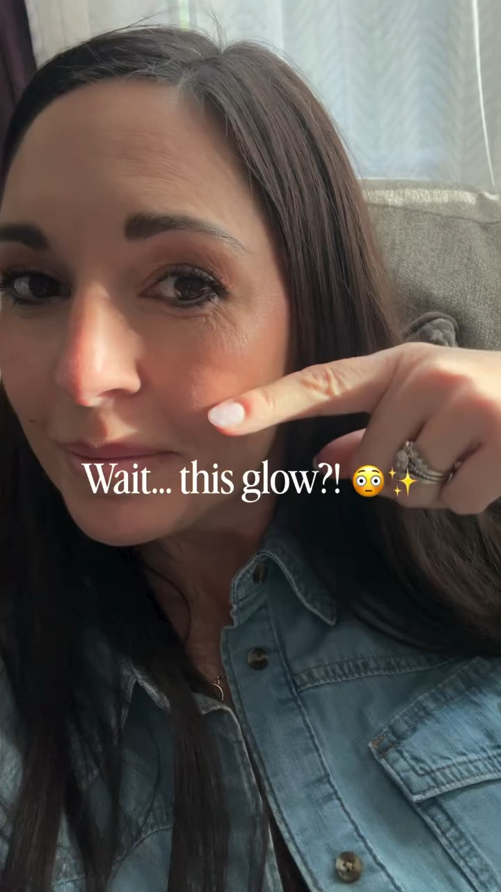 There’s a reason “Kitten” is that girl ✨

The perfect champagne glow—never too much, never too flat
Just that effortless, lit-from-within highlight

Some products come and go… this one stays in rotation for YEARS

#reel #explore @christina_with_love_
#stilakitten #highlighterobsessed #makeupmusthaves glowyskin everydaymakeup sephorafinds beautyfavorites naturalmakeup effortlessglow makeuproutine

stila kitten highlighter, best champagne highlighter, natural glow makeup, everyday highlighter, soft glam makeup look, glowing skin products, sephora makeup favorites, subtle highlight makeup, best highlighter for fair skin, lit from within glow