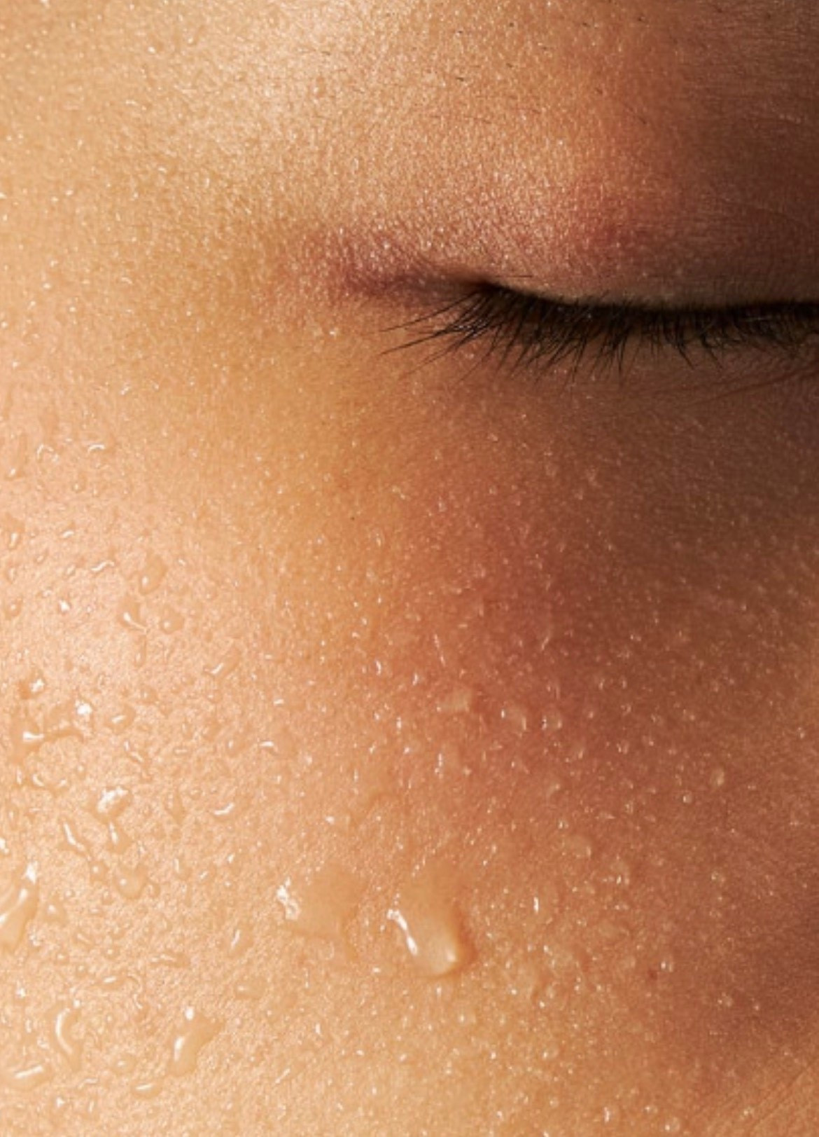 
If you’re looking for:
• smoother-looking skin
• a natural glow
• support for fine lines
• calmer-looking redness

Red light therapy is one of the most researched non-invasive skincare tools right now.