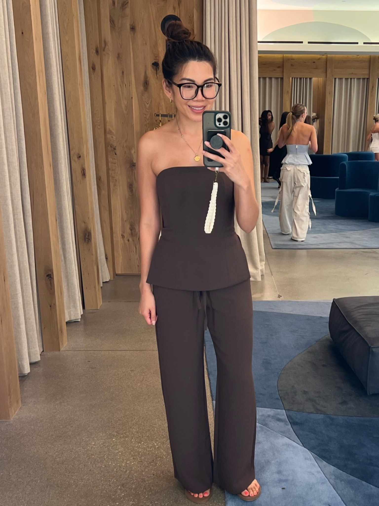 size 2/ small

the lodge pants (wrinkle-free) are amazing!! so comfy and the quality is so nice! You can dress it up or dress it down!