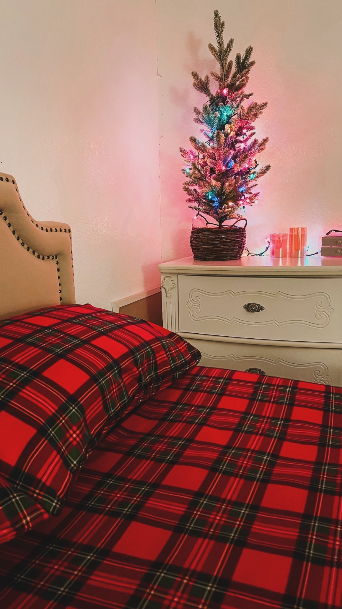 Added a little nostalgic Christmas charm to my bedroom today! These plaid sheets are perfect for the holiday season & Only $15! #christmasbedding #holidaydecor


#LTKHoliday #LTKSaleAlert #LTKHome