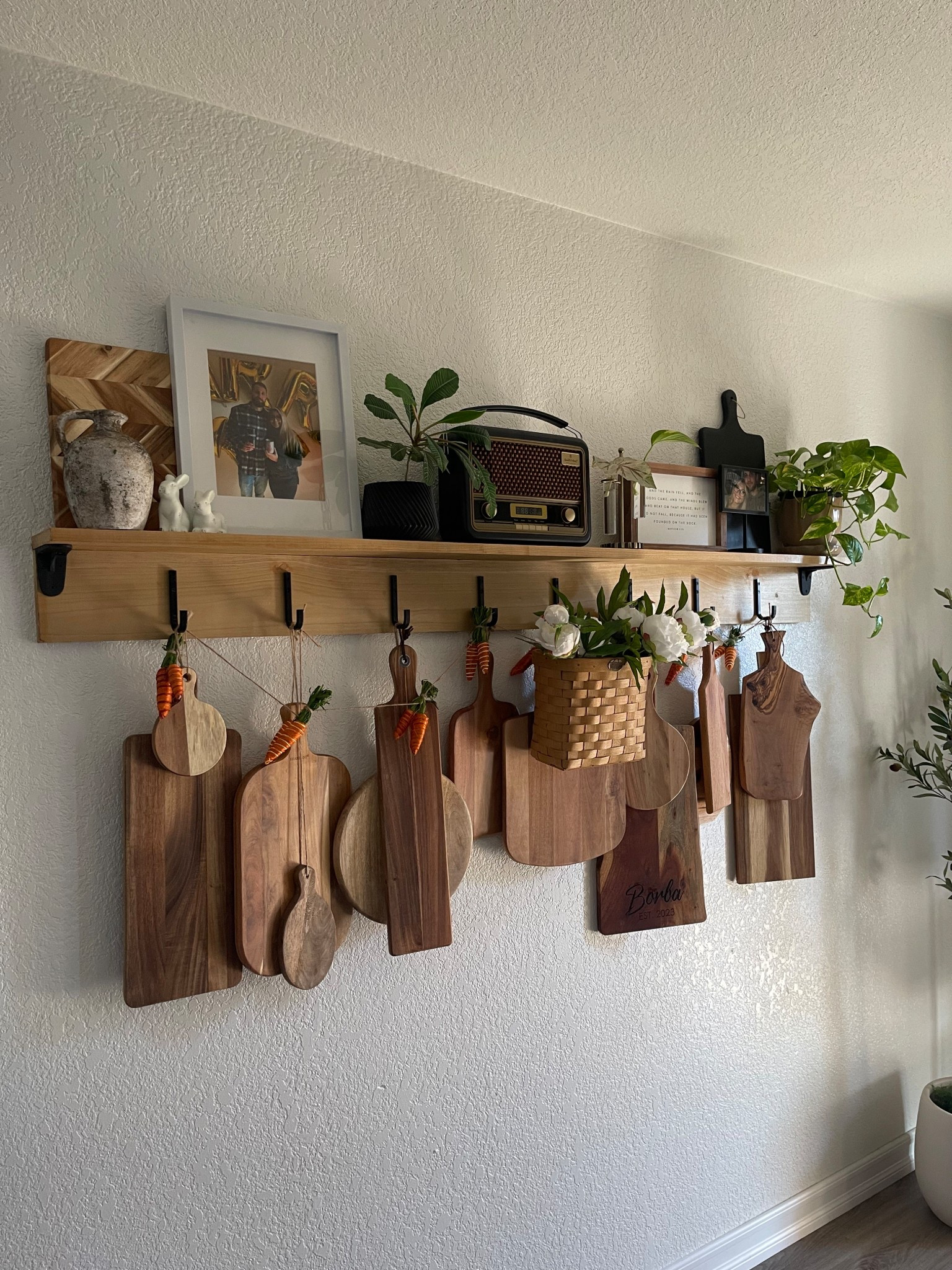 Shelf styling 💚🤎

#LTKHome #LTKSeasonal #LTKStyleTip