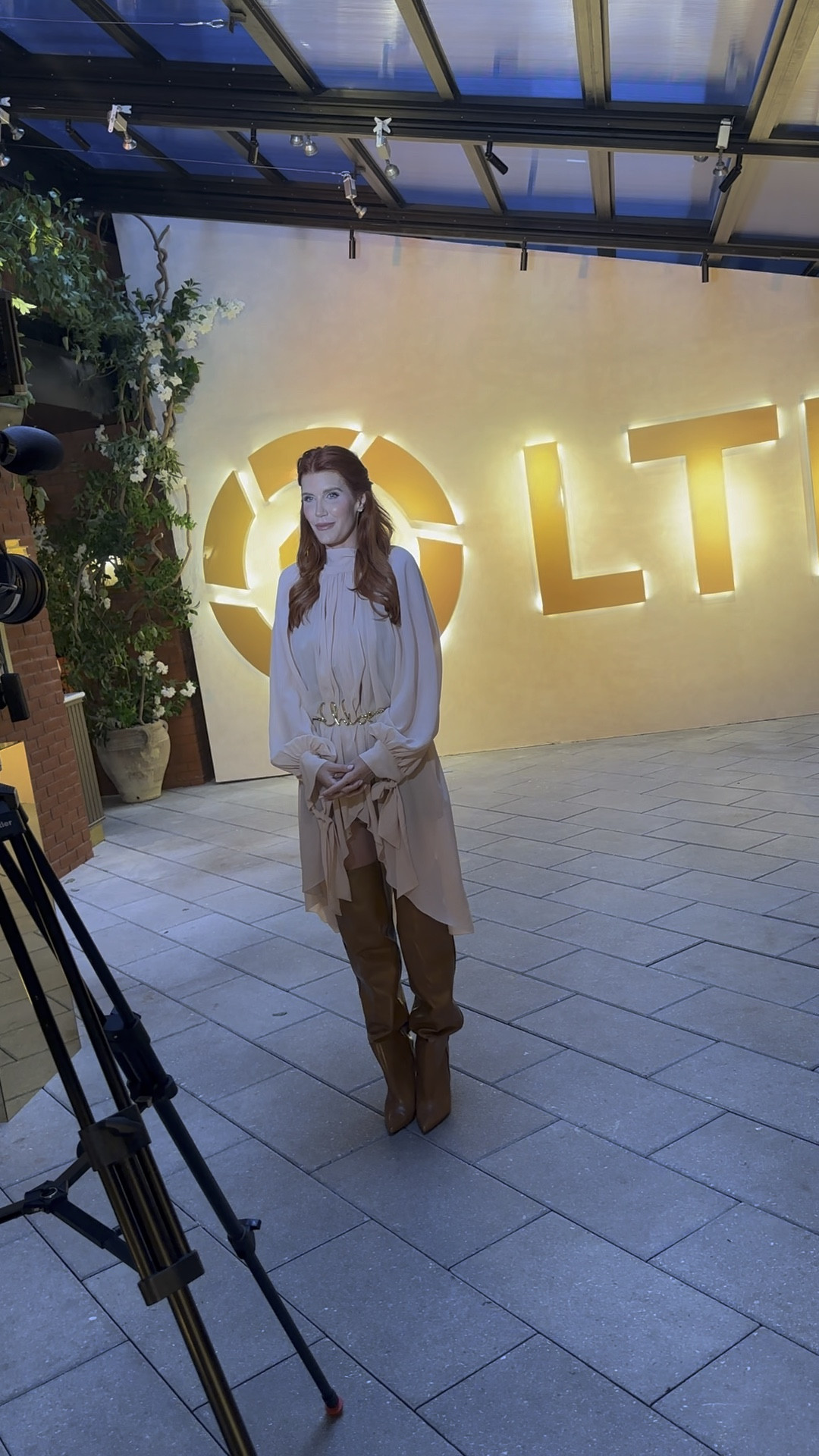 Press interview gold🏆 This dress was another last minute find that I scored from a Moda event - hot off the runway. Paired with my Chloé belt and my new over the knee boots….i mean…..