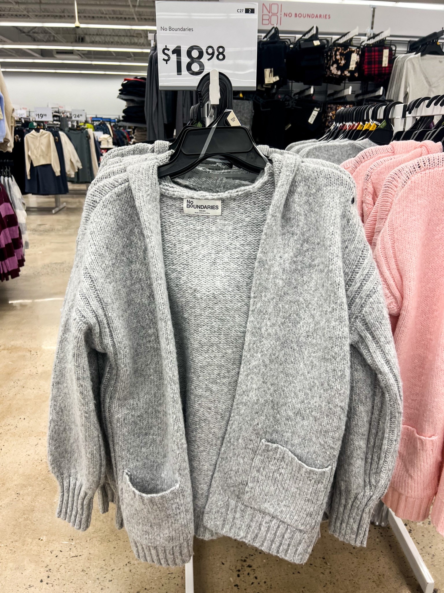 Grabbed myself this No Boundaries hooded cardigan and it’s so cute and cozy! Under $20 and I did size up for a more oversized fit.

#walmart
#walmartfashion
#noboundaries
#sweater

#LTKgrwm #LTKootd