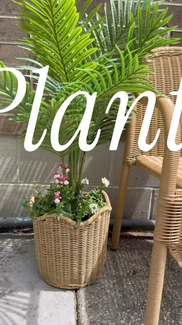 A simple way to blend faux decor with fresh florals. Would you try this?! 
.
Planing hacks, outdoor ideas, faux plants #artificialplants #easypoolideas #easyplanting outdoor planting, Walmart finds #nemesia
