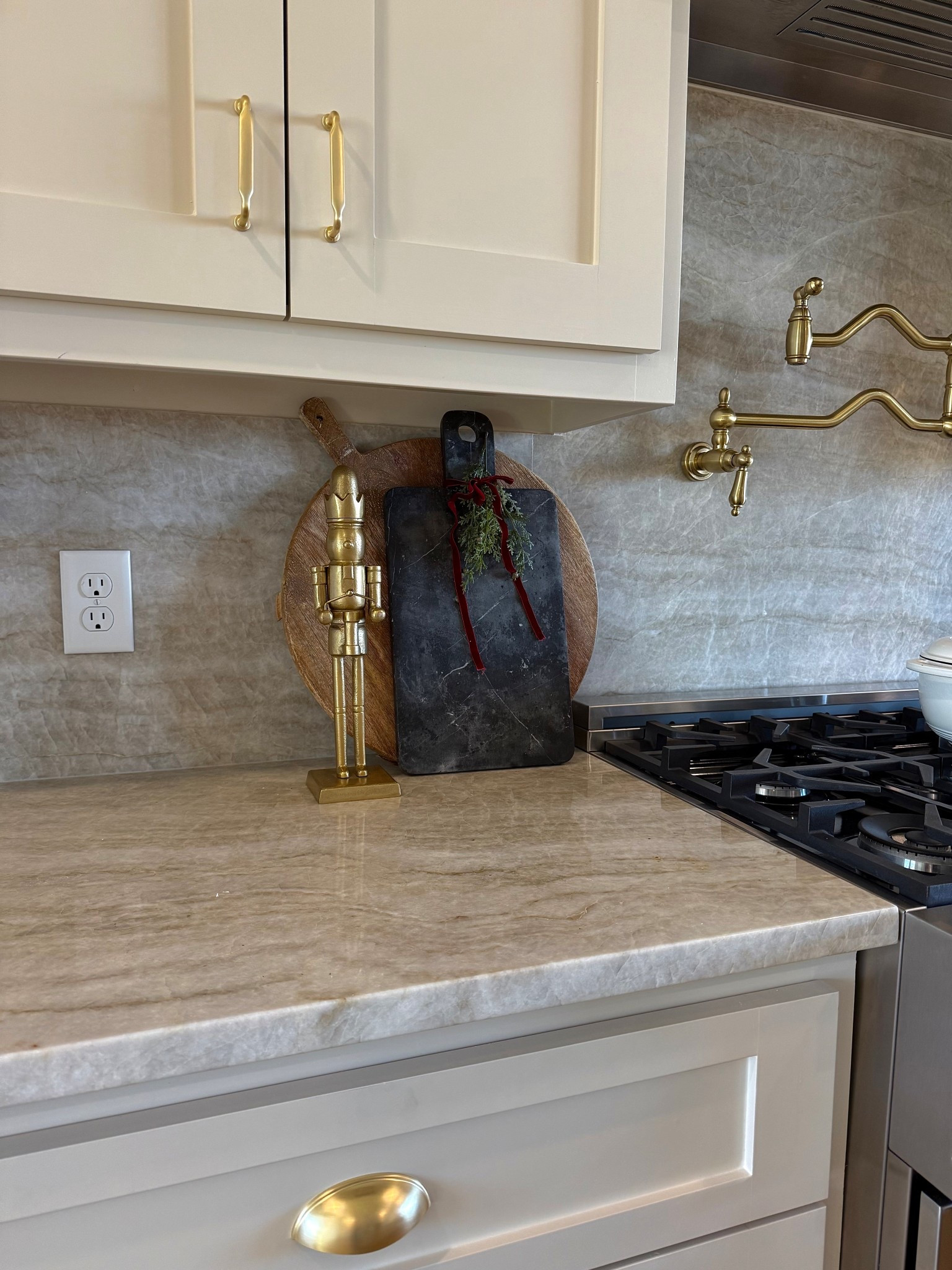 Simple Holiday kitchen styling ✨🌲

holiday decor, christmas tree, kitchen, home decor, home finds, kitchen finds

#LTKHoliday #LTKGiftGuide