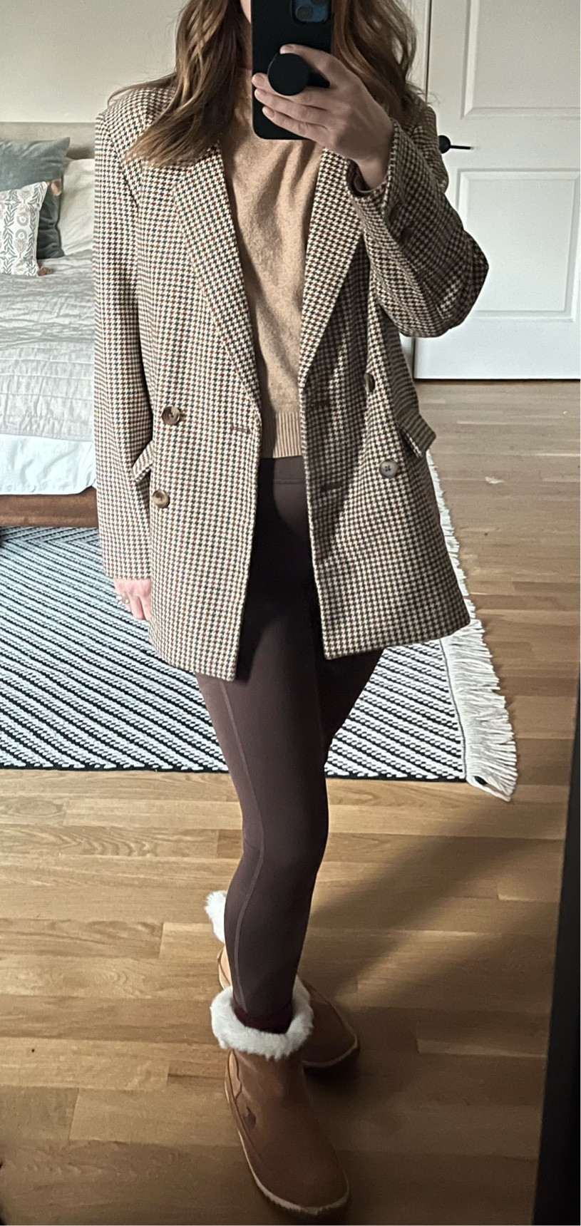 Houndstooth oversized blazer with brown leggings and cozy sorel boots 

#LTKstyletip #LTKSeasonal