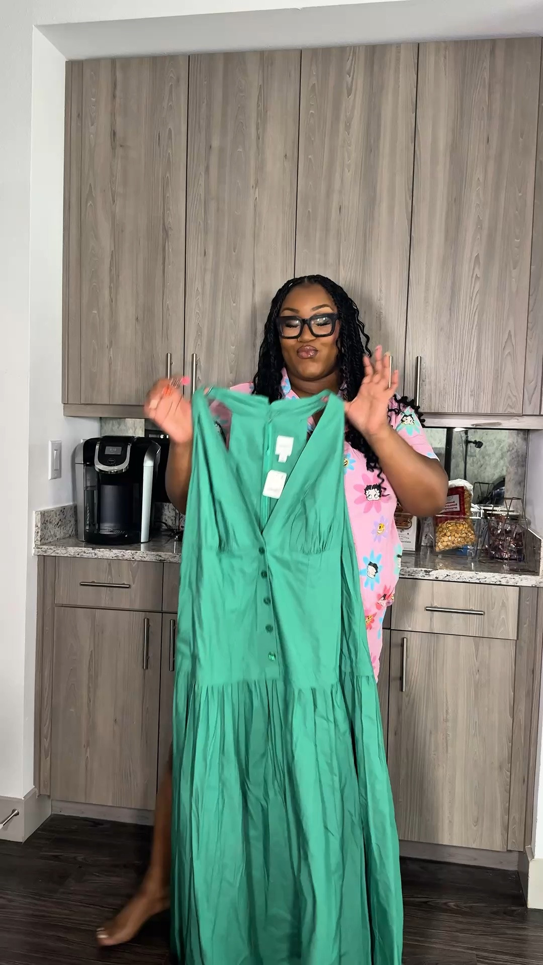 Comment “dress” for the 🔗 to this dress. It’s currently on sale for less than $25!! Y’all know how much I love green. This scarf was giving me trouble but overall I’m obsessed with this look #nuuly #nuulypartner #cluubnuuly #springoutfit #size16