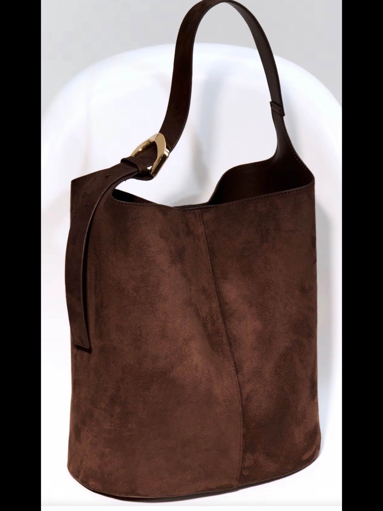 The cutest HandBag. This bag is absolutely gorgeous in person🤎