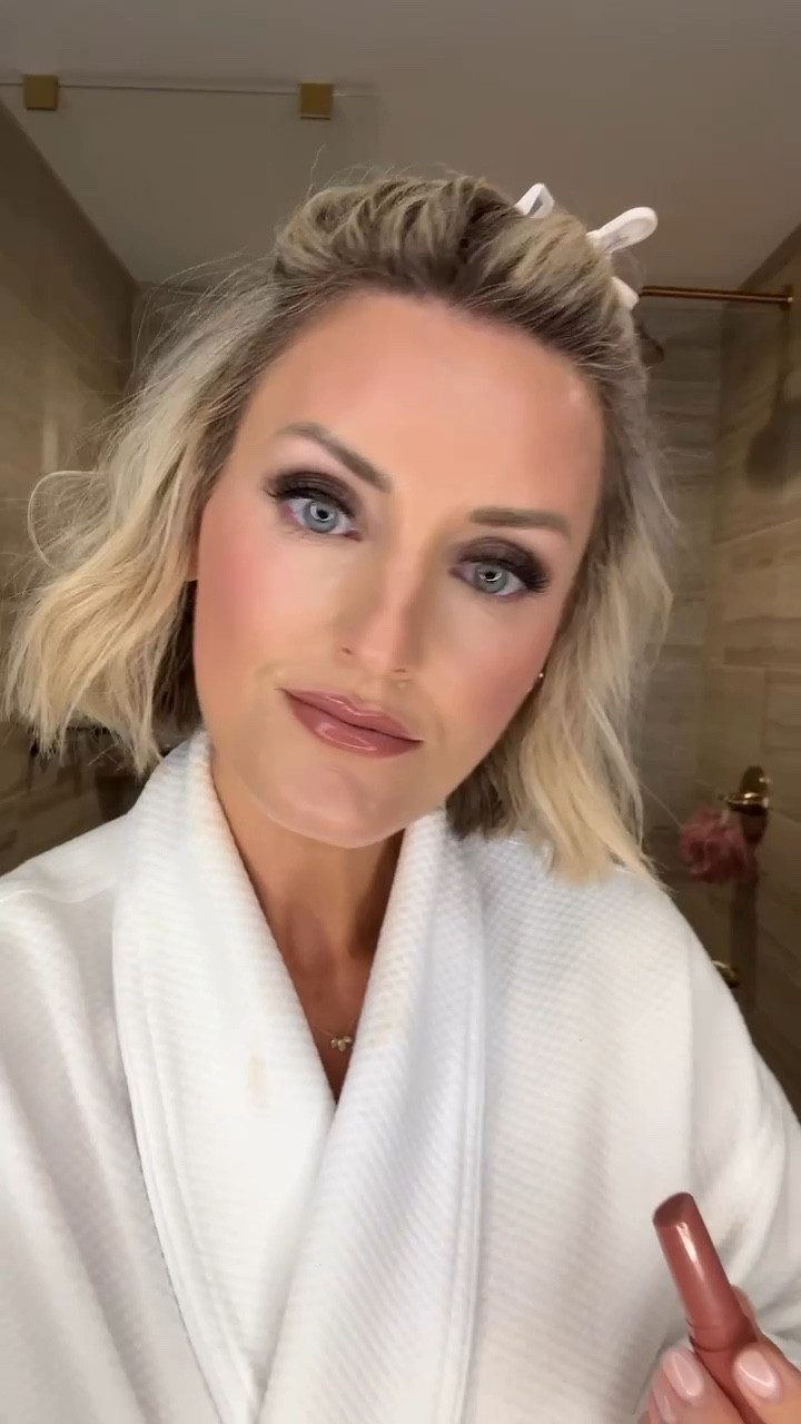 Love this new lip combo I got! This color is so pretty!

Loverly Grey, make up, beauty, lipstick, lip glosss

#LTKBeauty #LTKStyleTip