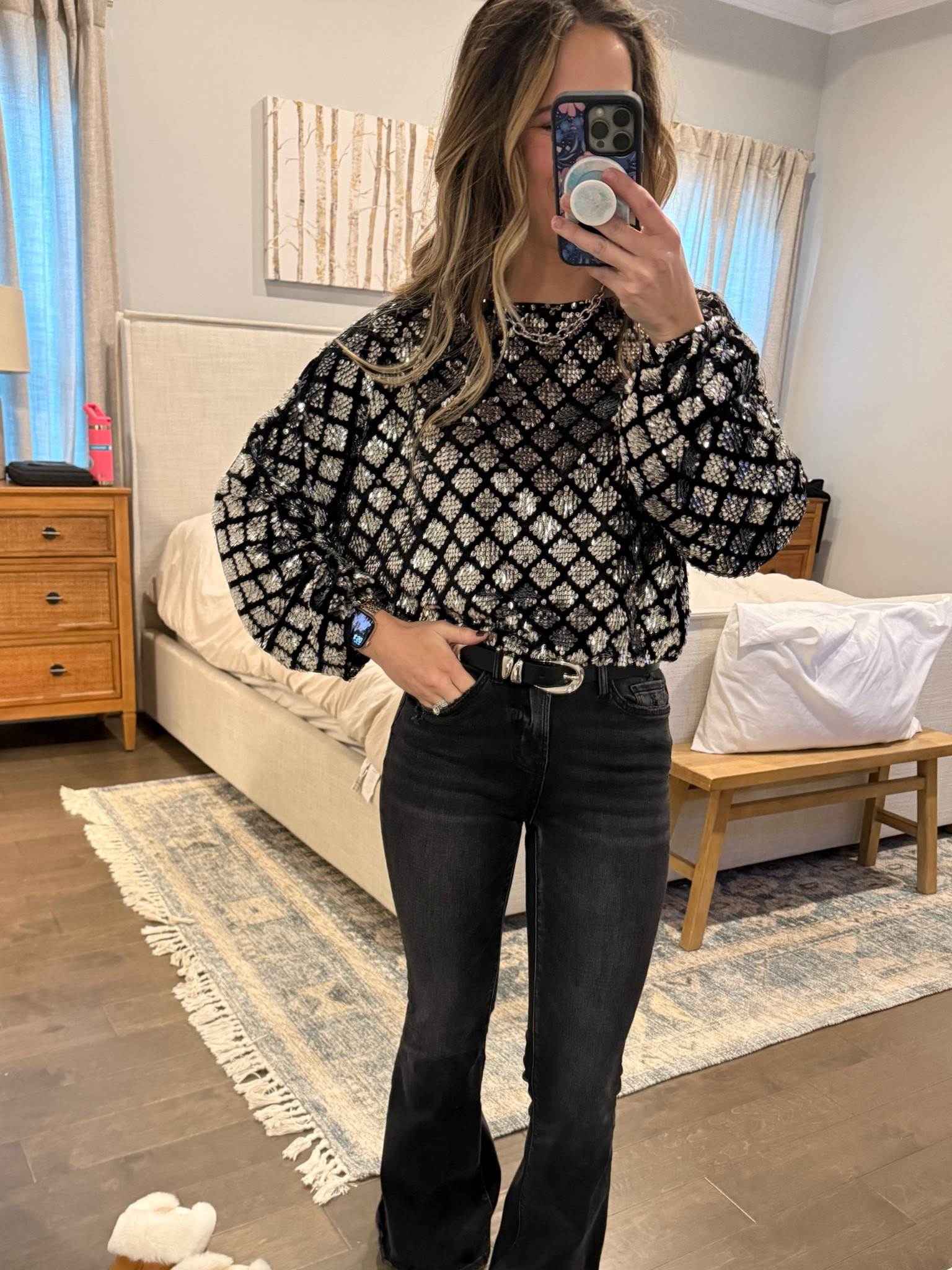 Loved this sequin top for NYE! Runs TTS - wearing size S 

25” waist, 32C 

#pinkhaven 