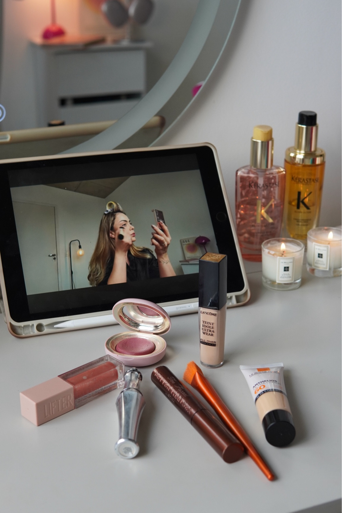 Every day make up ✨

Protetor solar com cor - La Roche Posay cor 2.0
Corretivo Lancome cor Bisque 250
Blush Rare Beauty cor Mauve
Máscara de cílios Too Faced cor Marrom
Gel de sobrancelha Benefit
Gloss Maybelline cor 003 
Óleo reparador Kérastase 