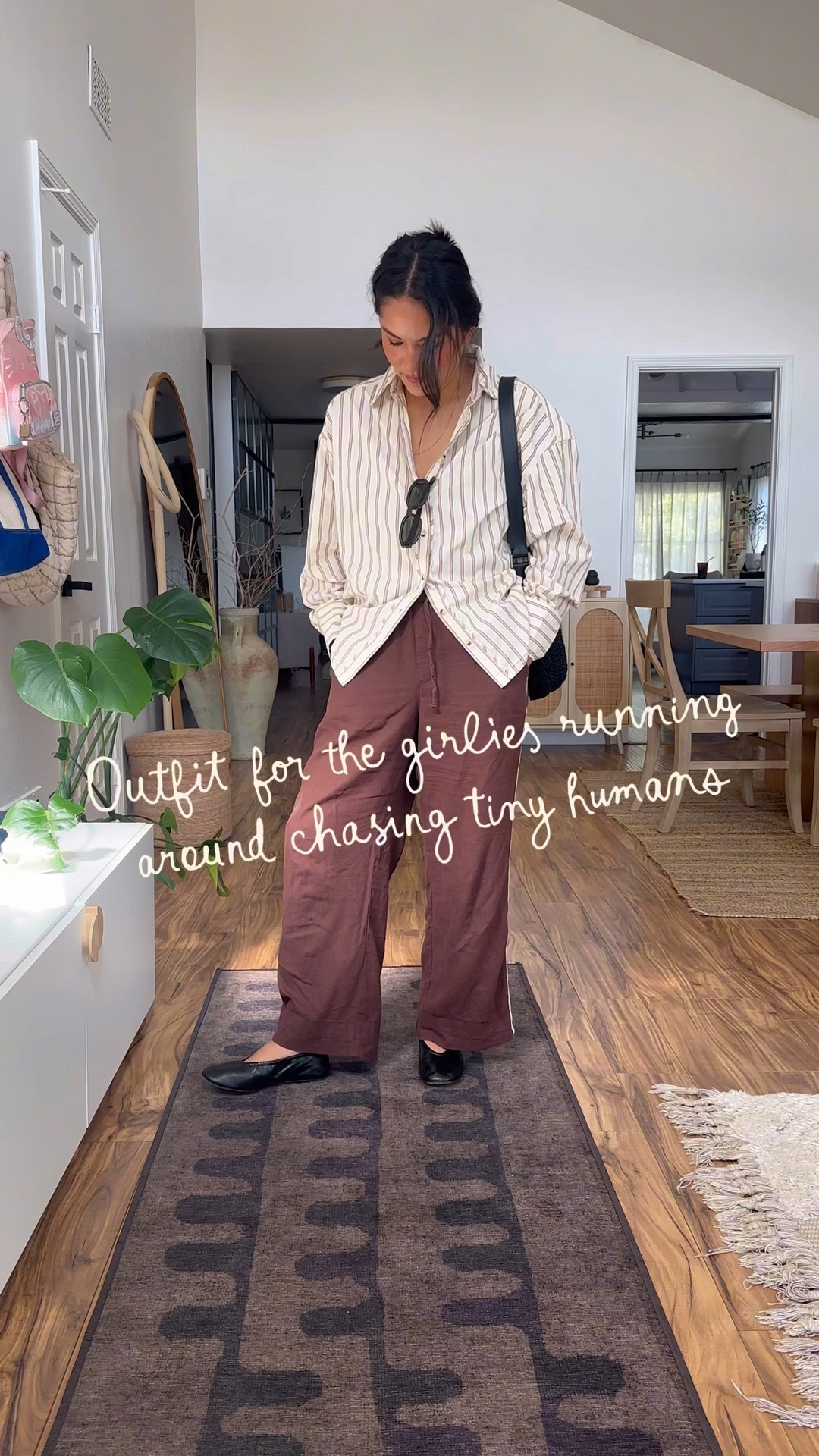 ✨ Weekend coffee run fit ✨
.
.
.
.
.
Striped oversized shirt + comfy pants + classic ballet flats = effortless mom style ☕️
#momstyle #casualoutfitideas #everydayoutfit #coffeerunlook #stripedshirt #balletflats #simpleootd #easychic #minimalmom #capsulewardrobe