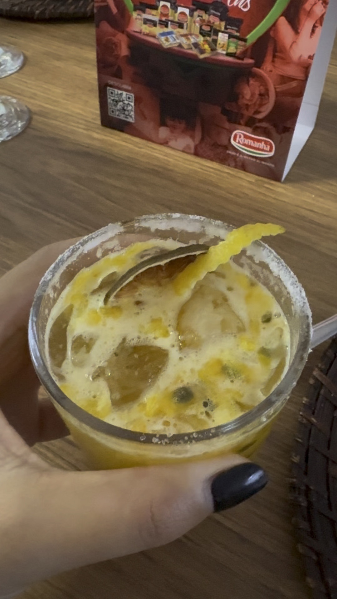 

40 ml de Chivas 12 
20 ml de limão siciliano 
20 ml de maracujá
1 clara 
Gelo
Agita 
20 ml de xarope de açúcar 
Agita
Passar imão na borda do copo
Passar a borda do copo no sal 
Colocar o líquido com gelo 
Enfeitar com limão desidratado 
E aproveitar está delícia
Se for fazer me chama