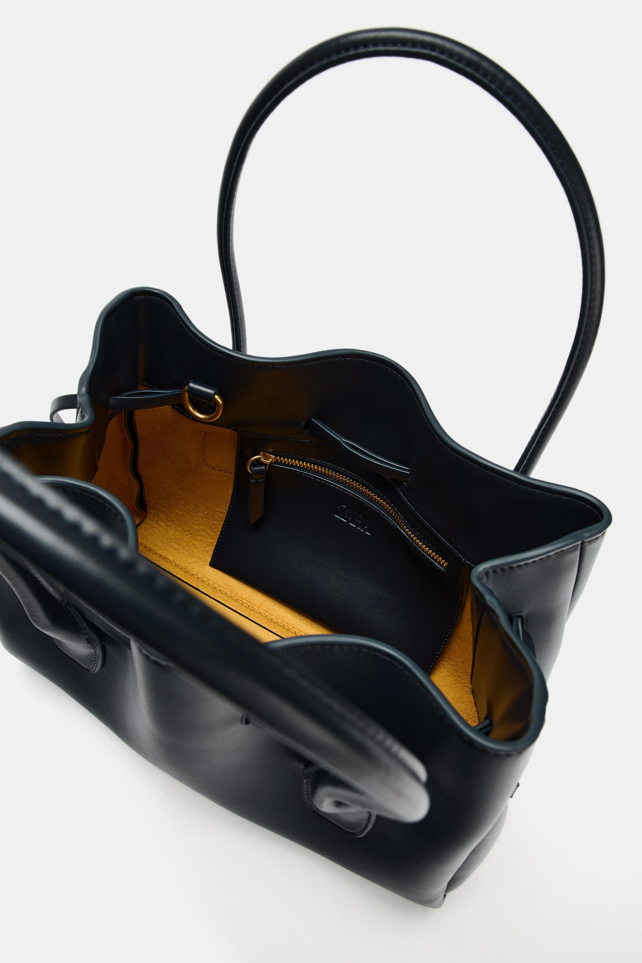 City crossbody bag. Double top handles and a crossbody strap. Inside zip pocket. Gathered fasteni... | Zara FR