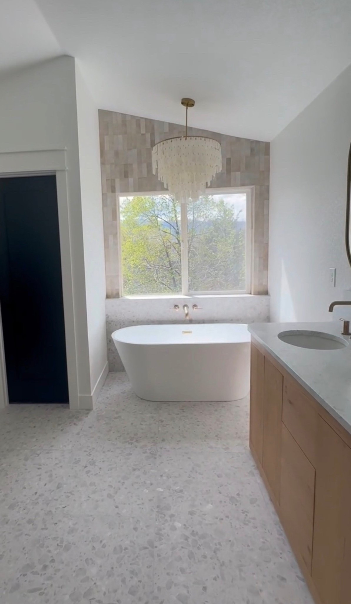 This light 😍

Chandelier 
Light 
Bathroom
Bathtub


#LTKdayinmylife #LTKOver40 #LTKHome