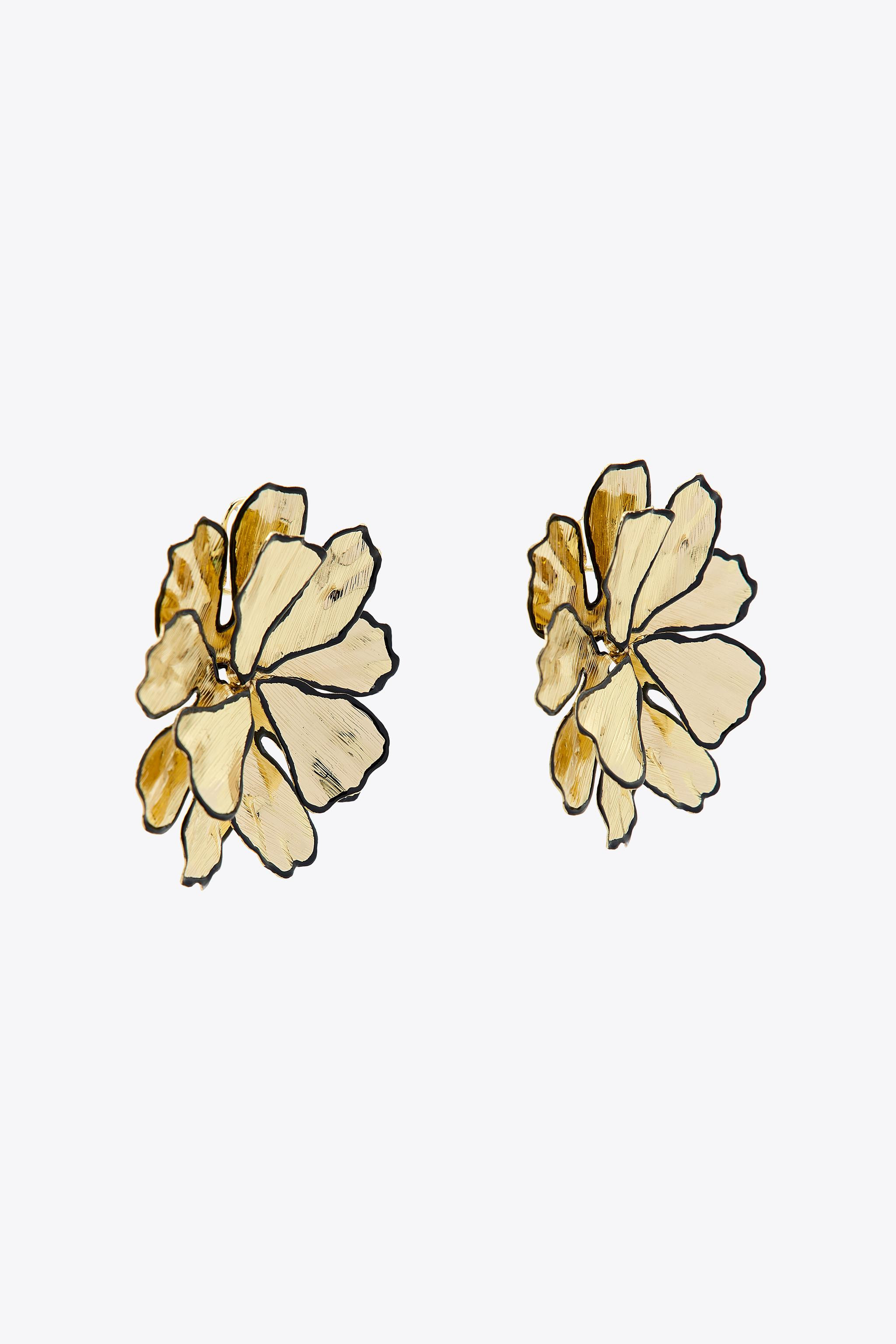 TEXTURED FLOWER EARRINGS$ 29.90Golden | 4548/103/303Add to cartAddTextured metal flower earrings ... | Zara US