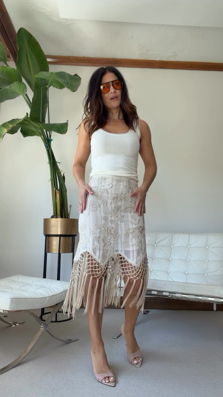 1 skirt with 3 different tops. All monochromatic looks because I think it looks more elevated. Fringe detail is very in this season so when I saw this skirt I couldn't resist ❤️❤️❤️ 
#monochrome #clothing #fashion #women #reels
