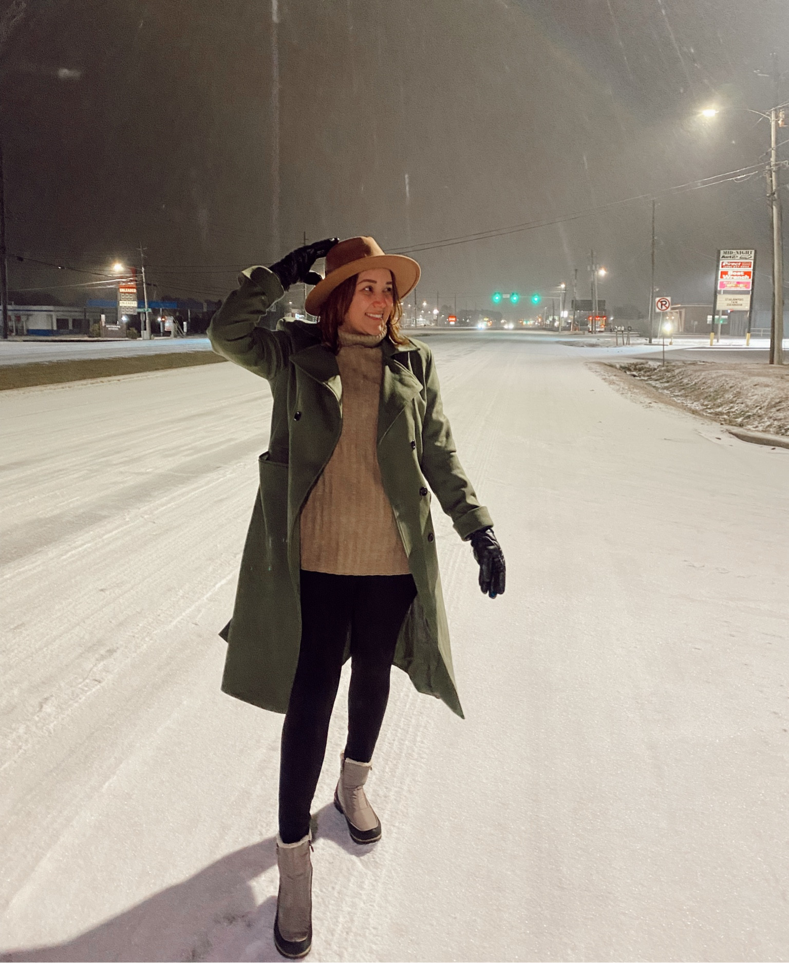 Dress size M
Pants size M 
Abrigo largo size L