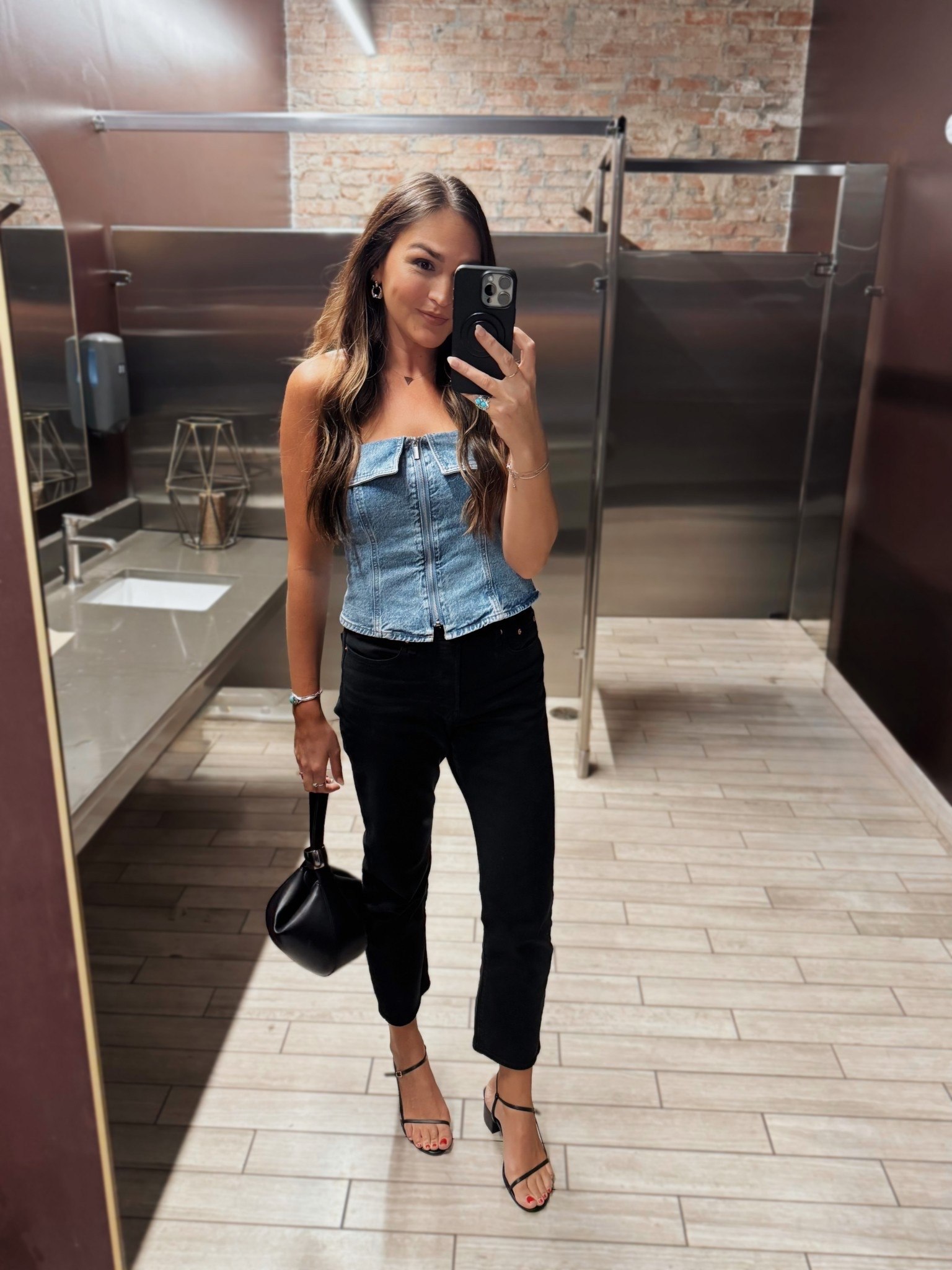 Finally took this cute lil denim tube top out for a night 💃 Wearing a medium

Levi’s: wearing a size 29, slightly larger fit

Target, Target style