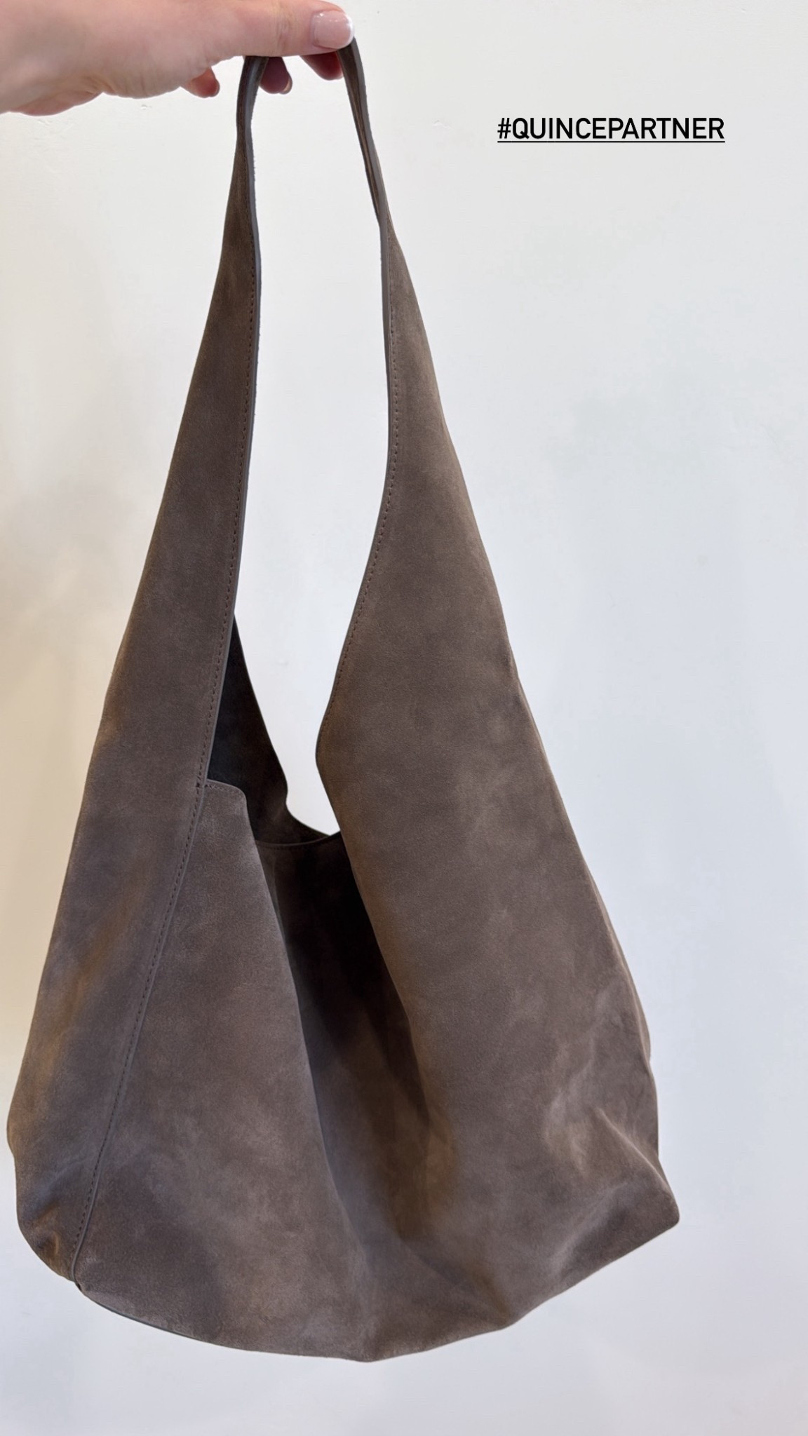 #QuincePartner This slouchy bag is the perfect spring accessory. It is easy, relaxed, and adds that effortless touch to any look. @Quince 