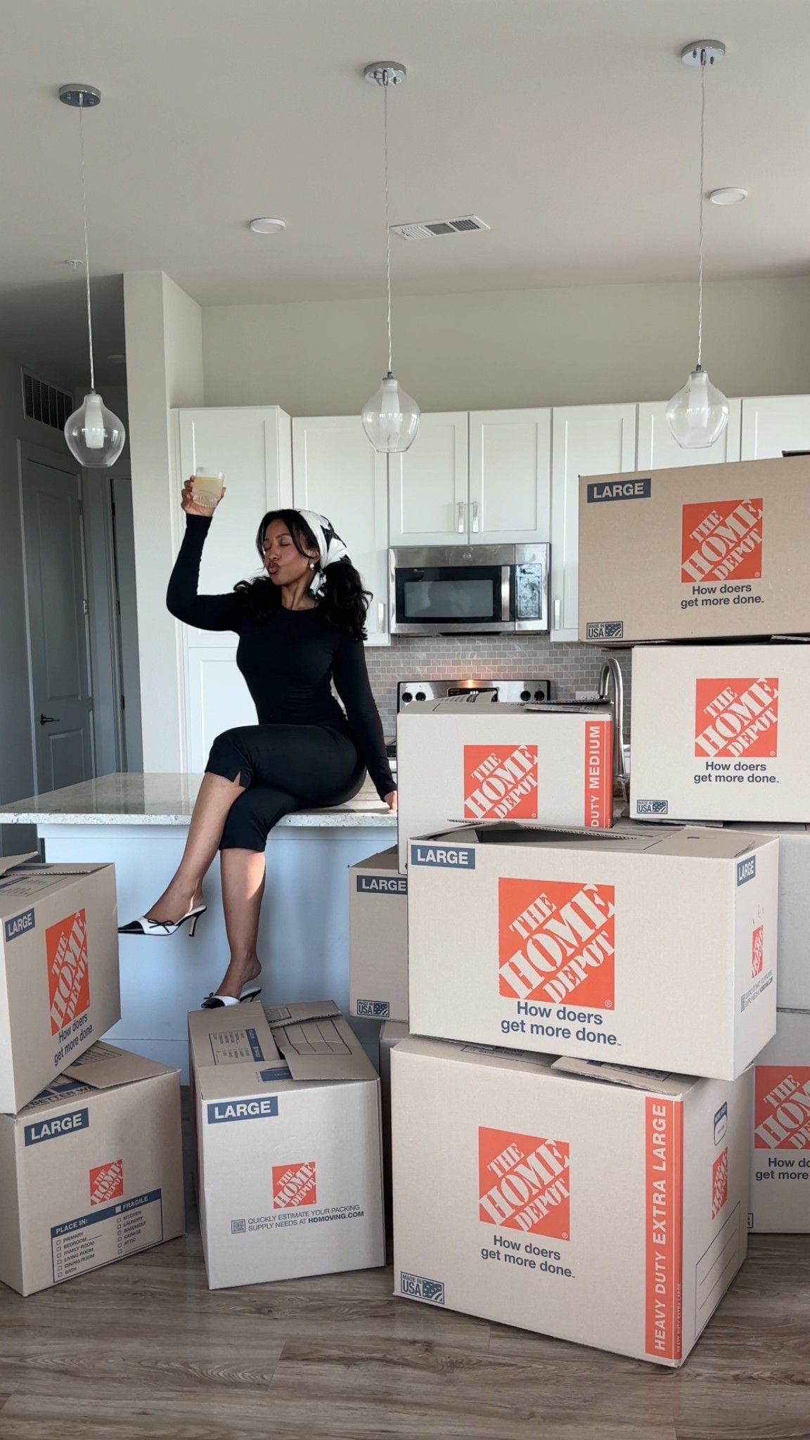 How to pack like a Hot Homeowner — put on a cute outfit, set some ambiance with snacks and drinks, and use The @HomeDepot same-day delivery! As long as you place your order by 4pm, you can get all your packing essentials right to your doorstep within hours 📦✨
#TheHomeDepotPartner #TheHomeDepot #AD #movinghack #packingessentials #packinginstyle #homedepothack