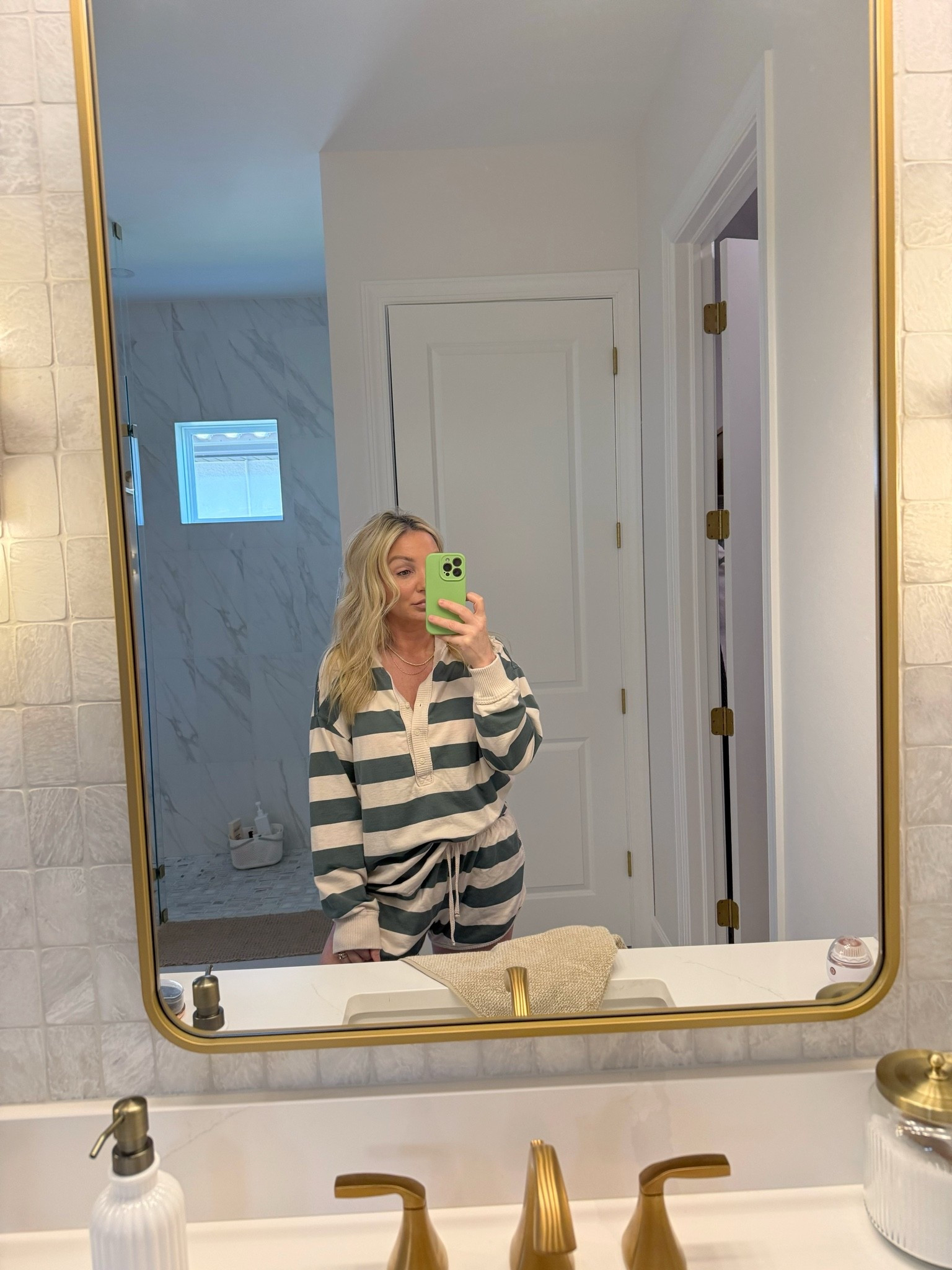 This set on repeat!!!! 🙌🏻💚 @Aerie 



#matchingset #summerstyle #stripedshorts #terryshorts #terrypullover #swimcoverup #beach #summeroufit #momstyle