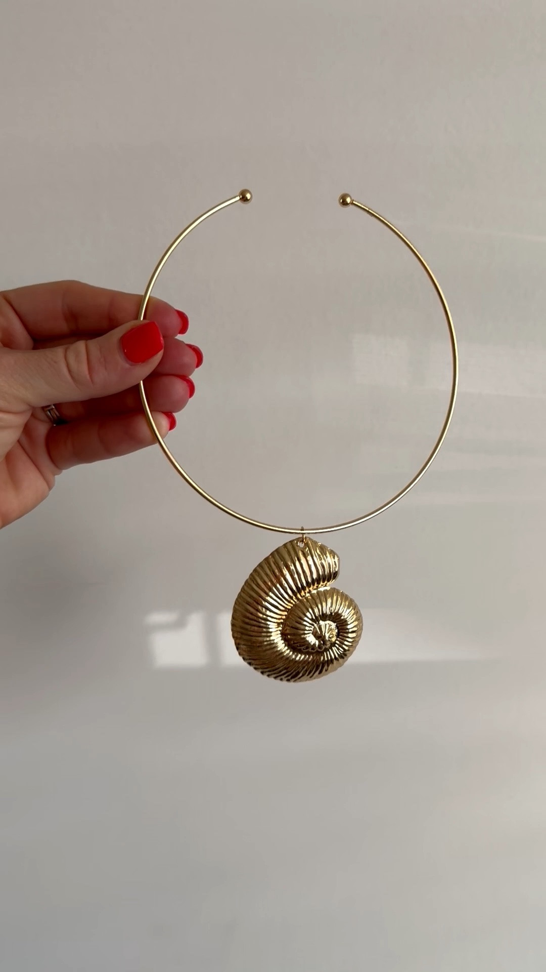 Love this statement choker necklace 🐚