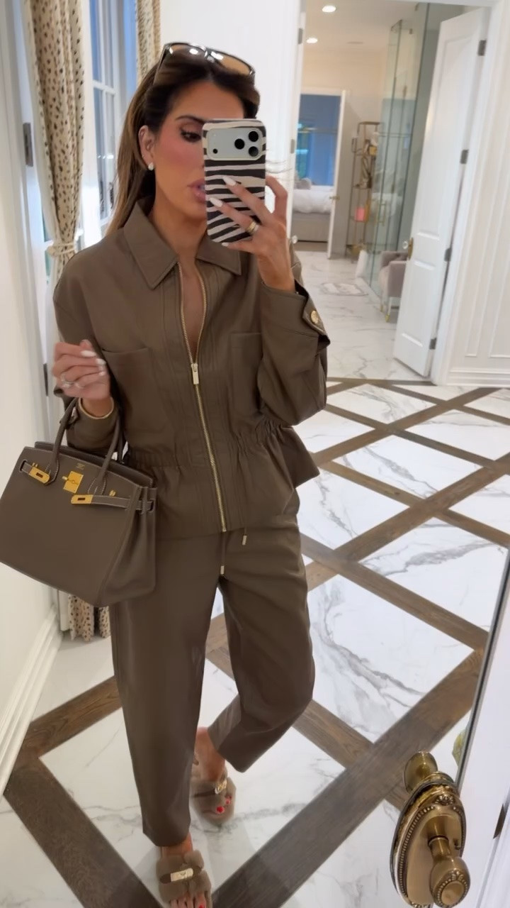 Zara matching set! This color is really pretty in person! Wearing an XS in both! 

Zara fashion, Zara finds, Fall outfits women, Autumn outfits, Business casual workwear, Teacher outfits, Date night outfits, Gemme Beauty, Emily Gemma

#LTKWorkwear #LTKSeasonal #LTKgrwm
