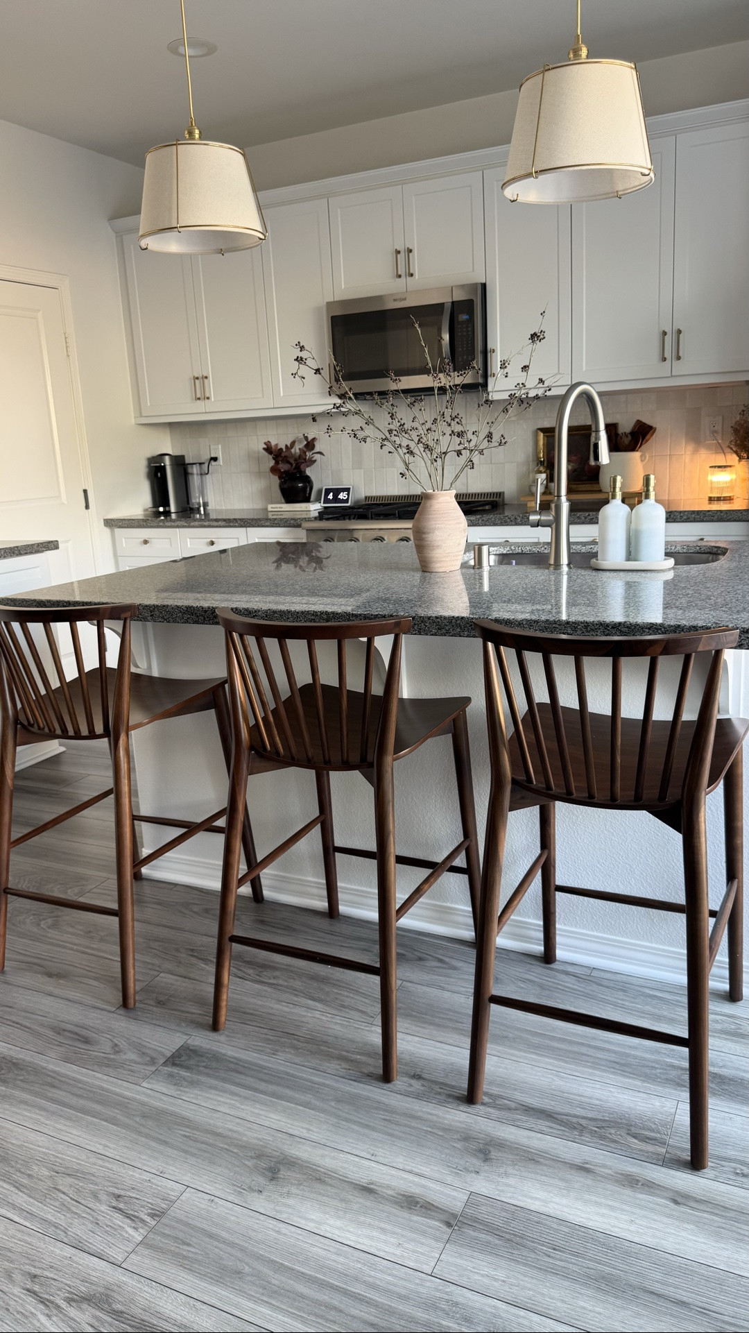 Sometimes, all it takes is a few beautiful counter stools to instantly warm up a space and make it feel more inviting. 🤎

A veces, solo hace falta agregar unas hermosas sillas altas para darle calidez al espacio y hacerlo sentir mucho más acogedor. 🤎
#kitchen #fall #cozy #home #peace

#LTKHome #LTKSeasonal
