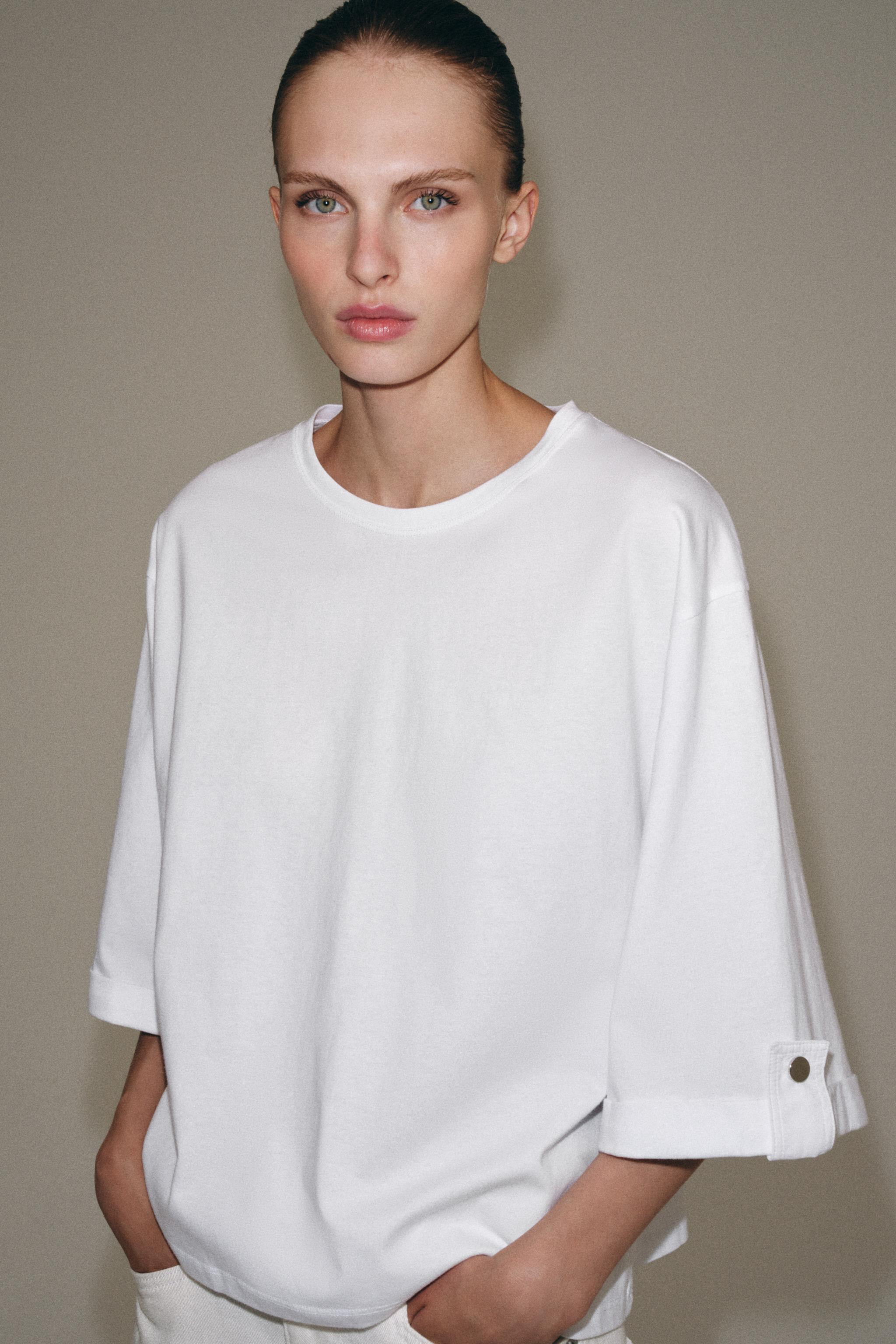 SLIM FIT - BOAT NECK - REGULAR LENGTH - SHORT SLEEVET-shirt crafted from cotton yarn. Featuring a... | Zara UK