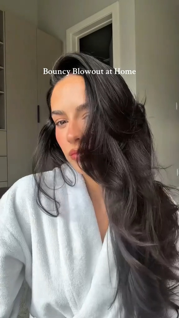 Are you a slick back or bouncy blowout girl?
✨
@SharkBeauty @Kérastase
@jzstyles.co
@Aveda
@TheDrybar
#hair #hairstyle #bouncyhair #bouncyblowout #blowout #blowoututorial #bighair #longhair #longhairstyles
