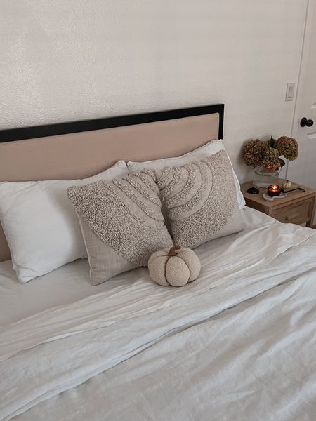 Fall guest bedroom decor with pillows #fallreset #falldecor #decorateforfall
#fallhomedecor #falldecor #inspo

#LTKHoliday #LTKsalealert #LTKHalloween