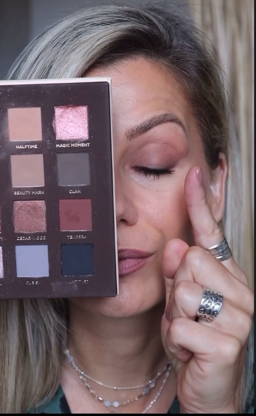 Eye makeup - tuto maquillage yeux 

base medium Nars cosmetic, side by side palette nude Nabla, palette fard à paupière Nabla, crayon duo Estée Lauder, crayon yeux, mascara superhero It cosmetic 

#LTKbeauty