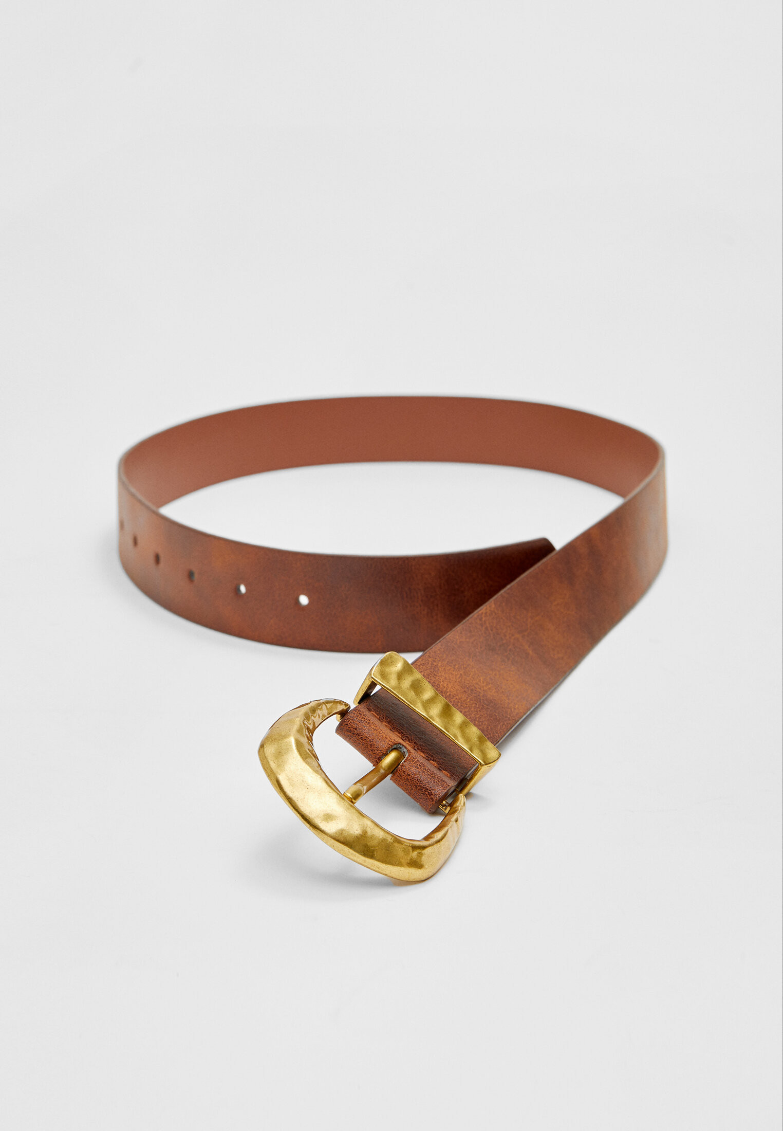 Belt with an irregular hammered buckle | Stradivarius (UK)