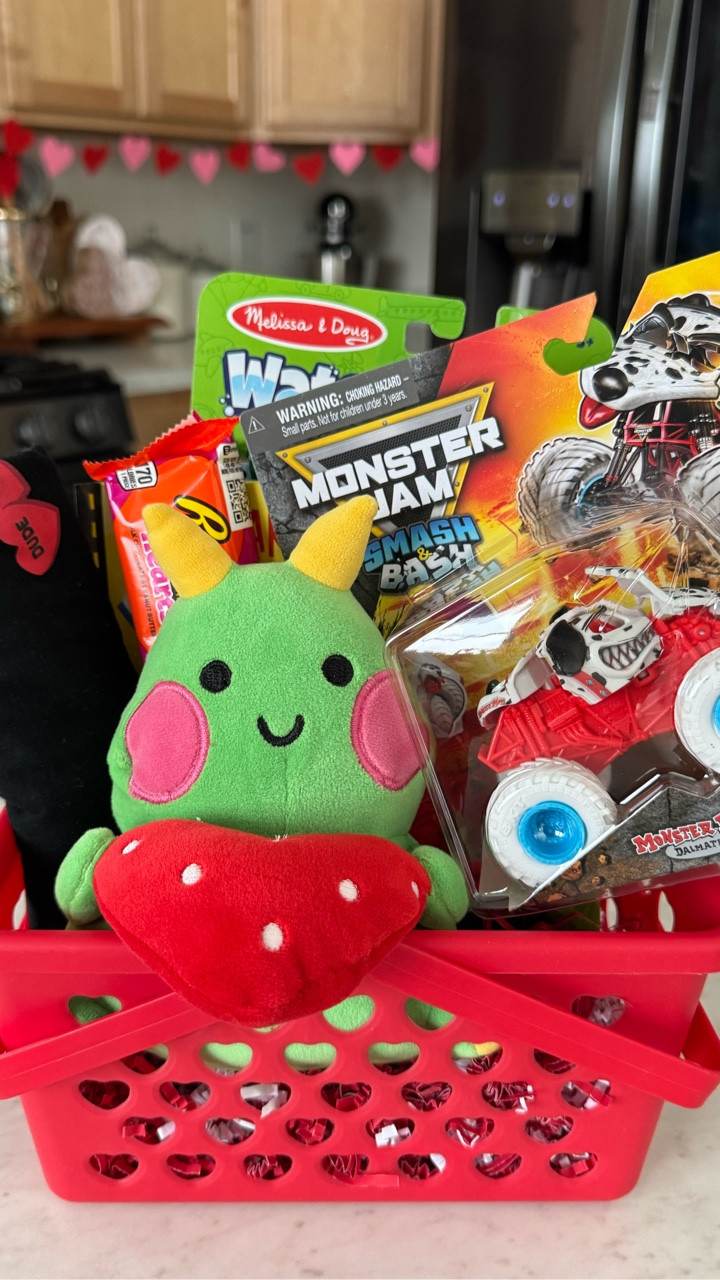 Little boy’s love baskets 🦖♥️ #valentinesdaygift #valentinesdaygiftideas #valentinesgift #valentinesbasket #valentinesgiftideas