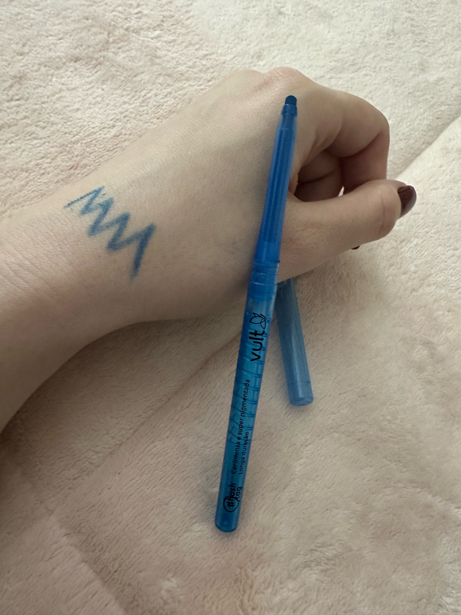 Lapiseira delineadora azul da vult, linda e desliza muito bem 

#LTKbrasil #LTKbeauty