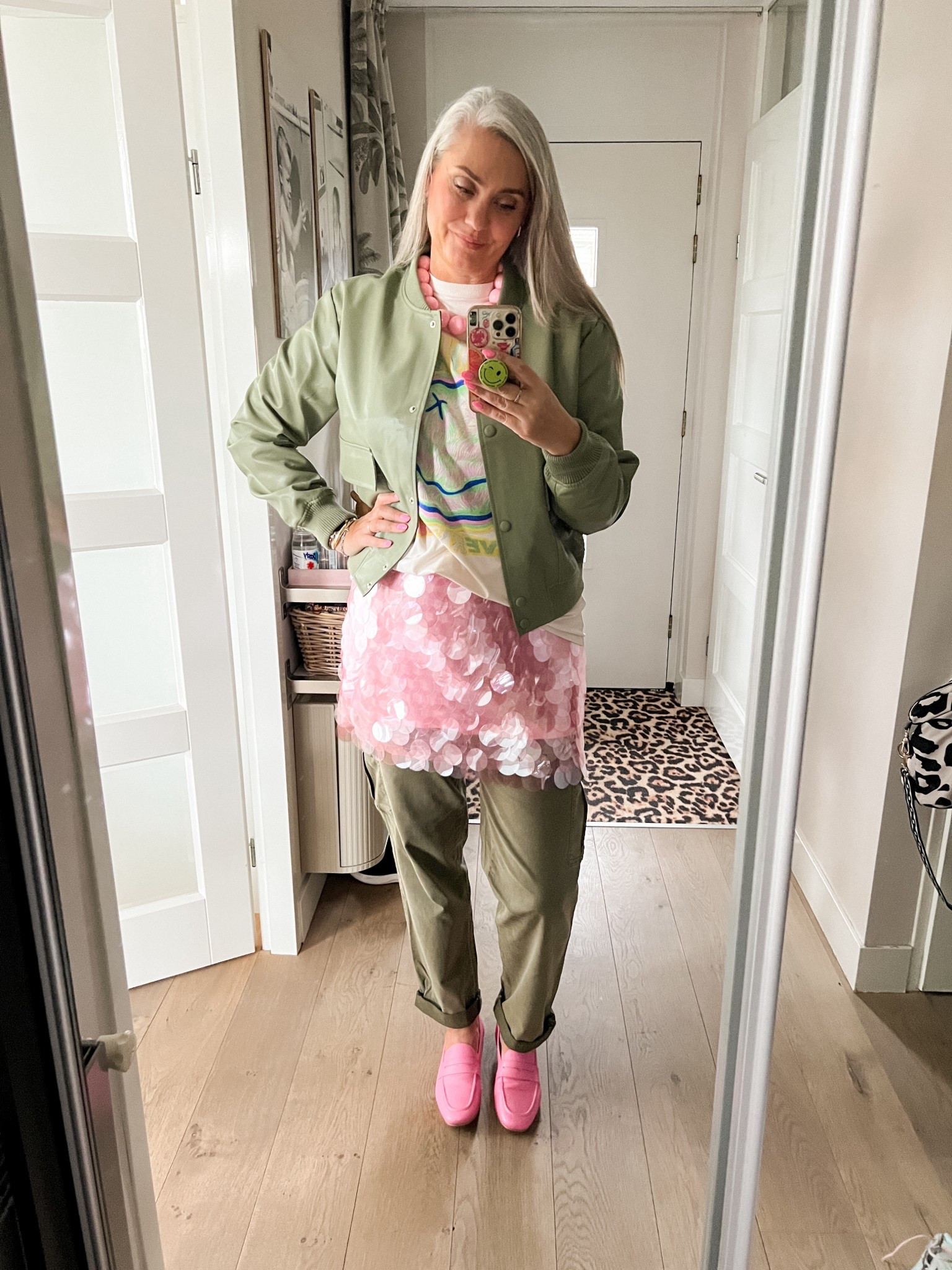 OOTD - dinsdag. Olijfgroen imitaieleren bomberjack (L) over een oud Nirvana t-shirt, een roze pailletten rokje (Zara), groene cargo broek (40), roze loafers (Lawrence Grey) en bollen ketting. 



#LTKTall #LTKOver40 #LTKootd
