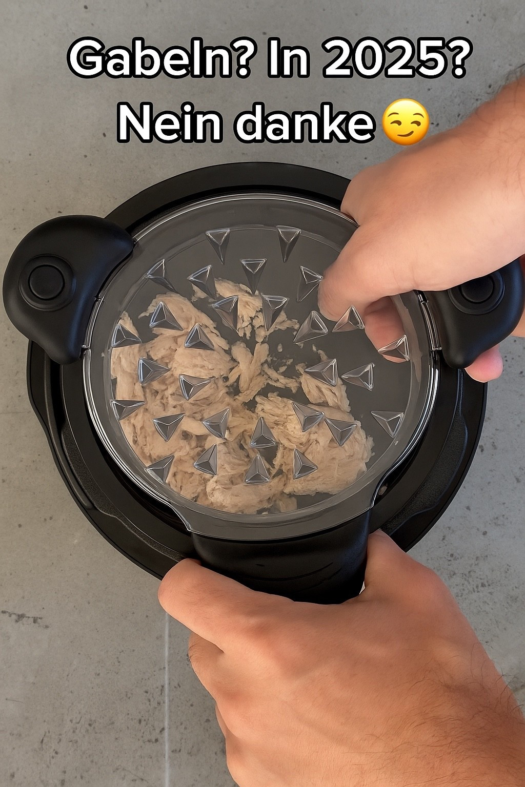 Mit diesem Teil shredderst du Hähnchen in 10 Sekunden, ganz ohne Chaos, ohne Schmerzen in den Händen und ohne fliegende Fleischfasern 😅
Einfach drehen und fertig 😊