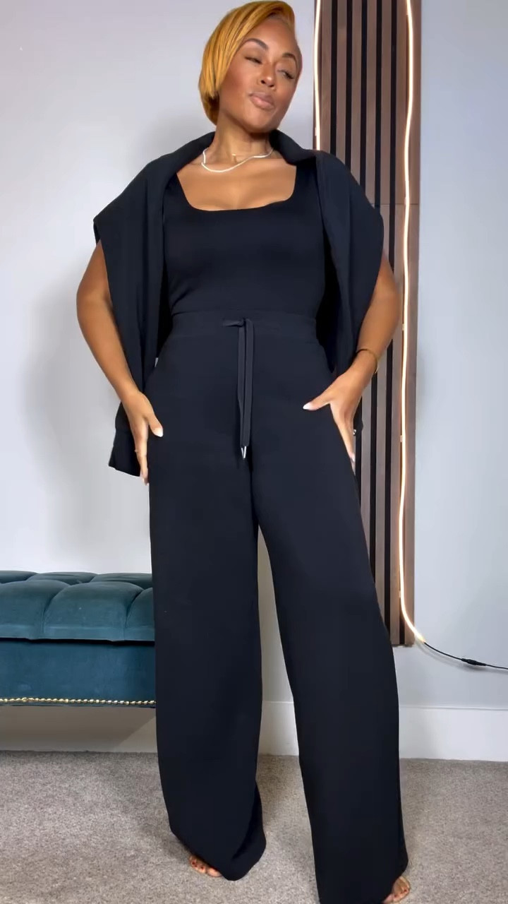 Heavy rotation… I’ve been unapologetically living in these two ultra comfy, super chic matching sets from @spanx 

I literally can’t stop rubbing my body (iykyk) it feels better than butter. 

Comment LOVE and I will send you the link to these looks 🤍🖤
#spanxpartner #spanx #activewear #loungewear