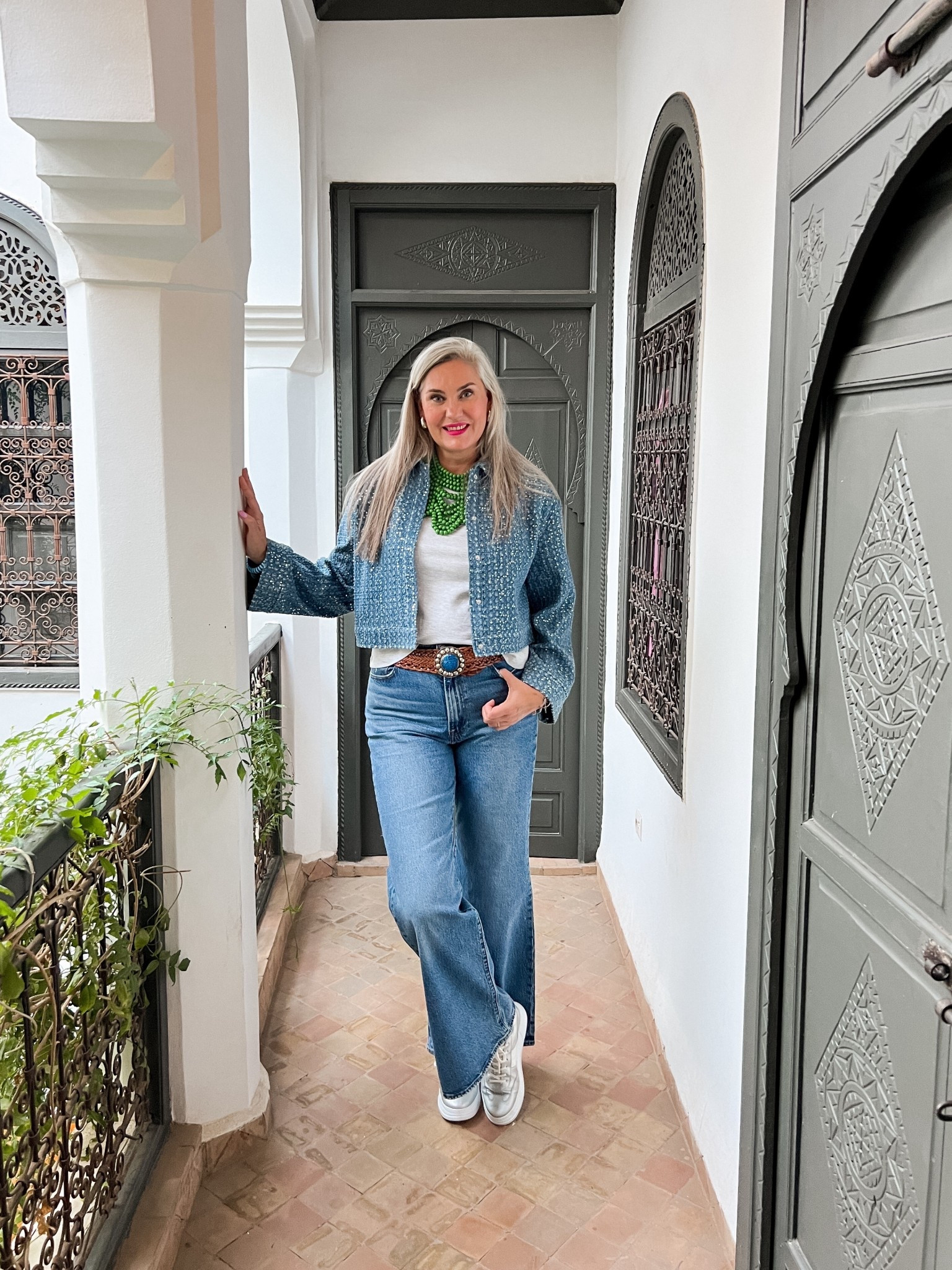 OOTN - Friday night. Basic grey t-shirt (L), oversized green necklace or beaded collar, flared Levi’s jeans, zilveren sneakers (Red Rag), Marokkaanse leren riem en een spijker jasje met pailetten. 

 

#LTKeurope #LTKnederlands #LTKtravel