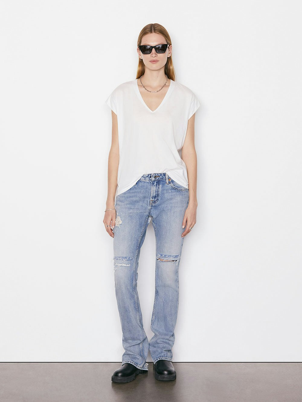 Le Mid Rise V Neck Tee  in  Gris Heather | Frame Denim
