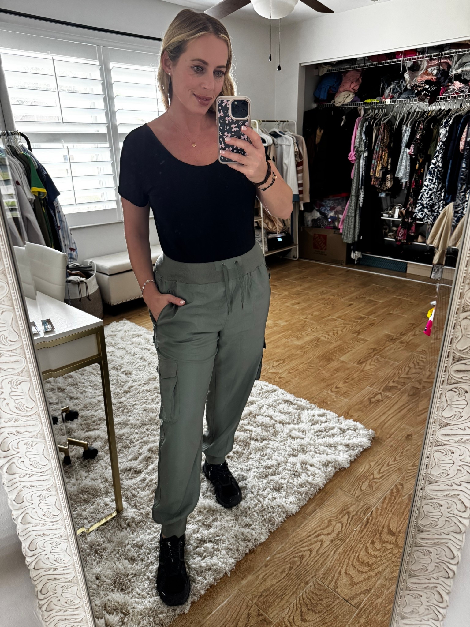 Casual pants with pockets. Workwear style at 10 weeks pregnant.

#LTKMidsize #LTKBump #LTKootd