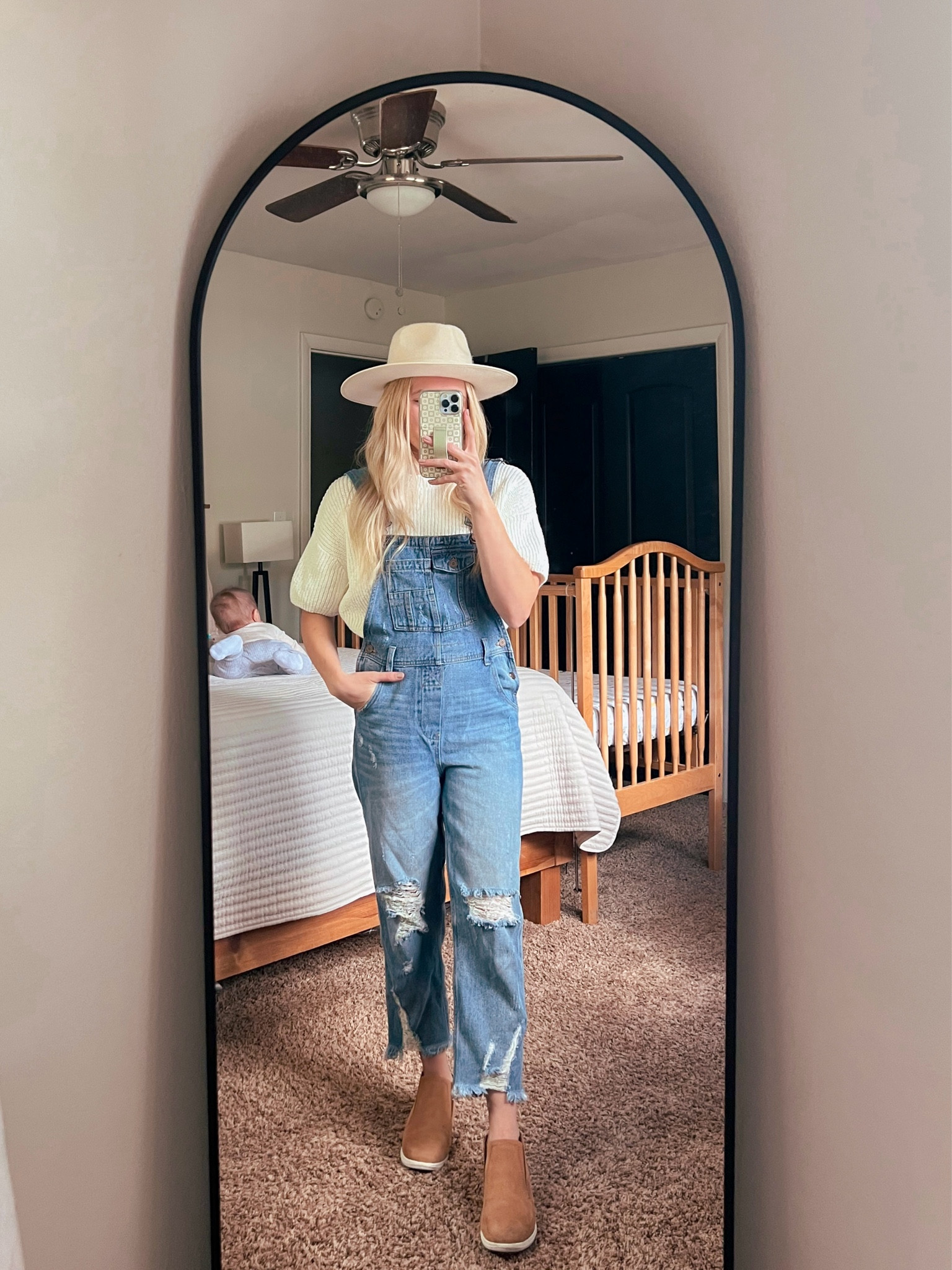 Fall outfit, fall mom style, mom outfit, fall aesthetic, mom outfit, casual mom style, every day outfit, Midwest, Indiana, overalls, overall outfit 